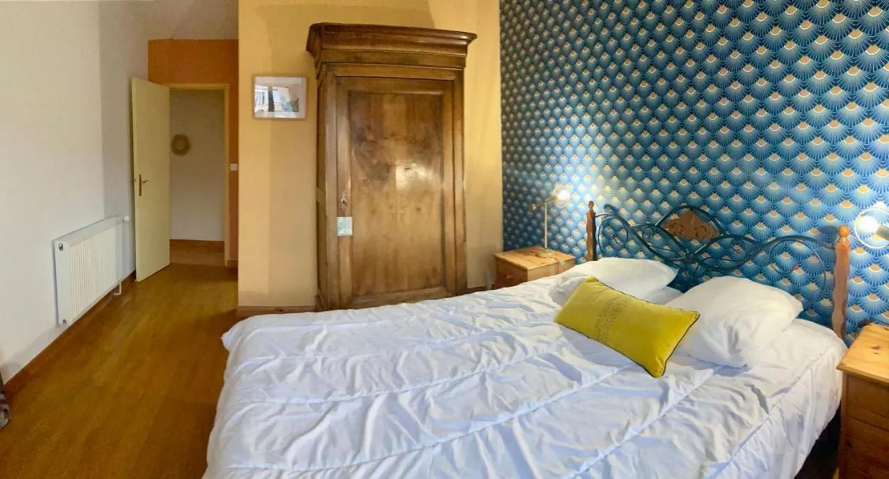 Bed in La Villa des Roses Gîte Chambres d'hôtes Piscine chauffée