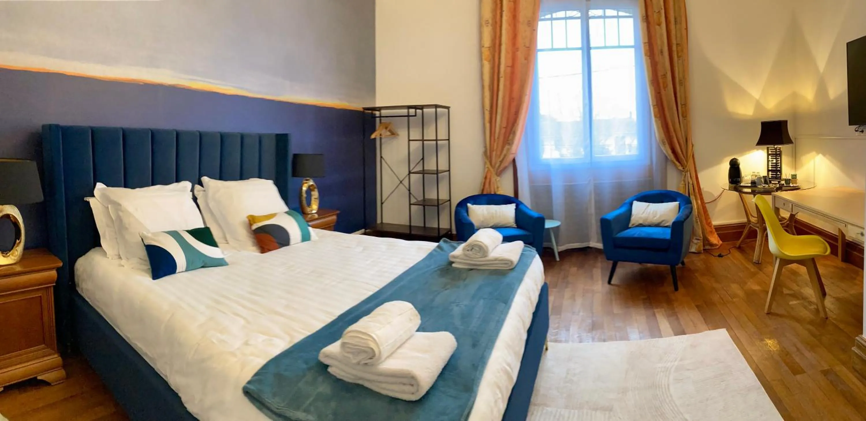 Photo of the whole room, Bed in La Villa des Roses Gîte Chambres d'hôtes Piscine chauffée