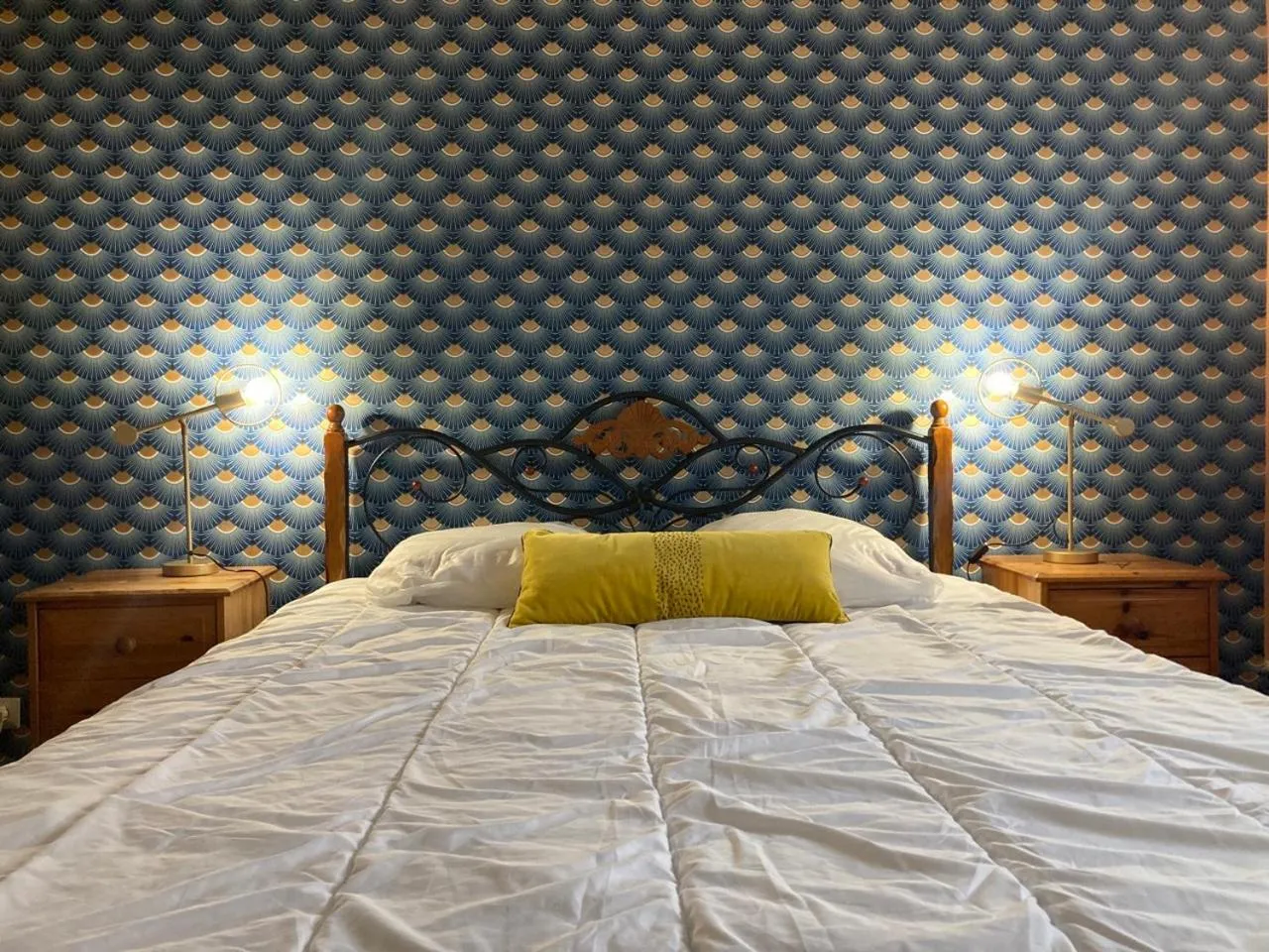Bed in La Villa des Roses Gîte Chambres d'hôtes Piscine chauffée
