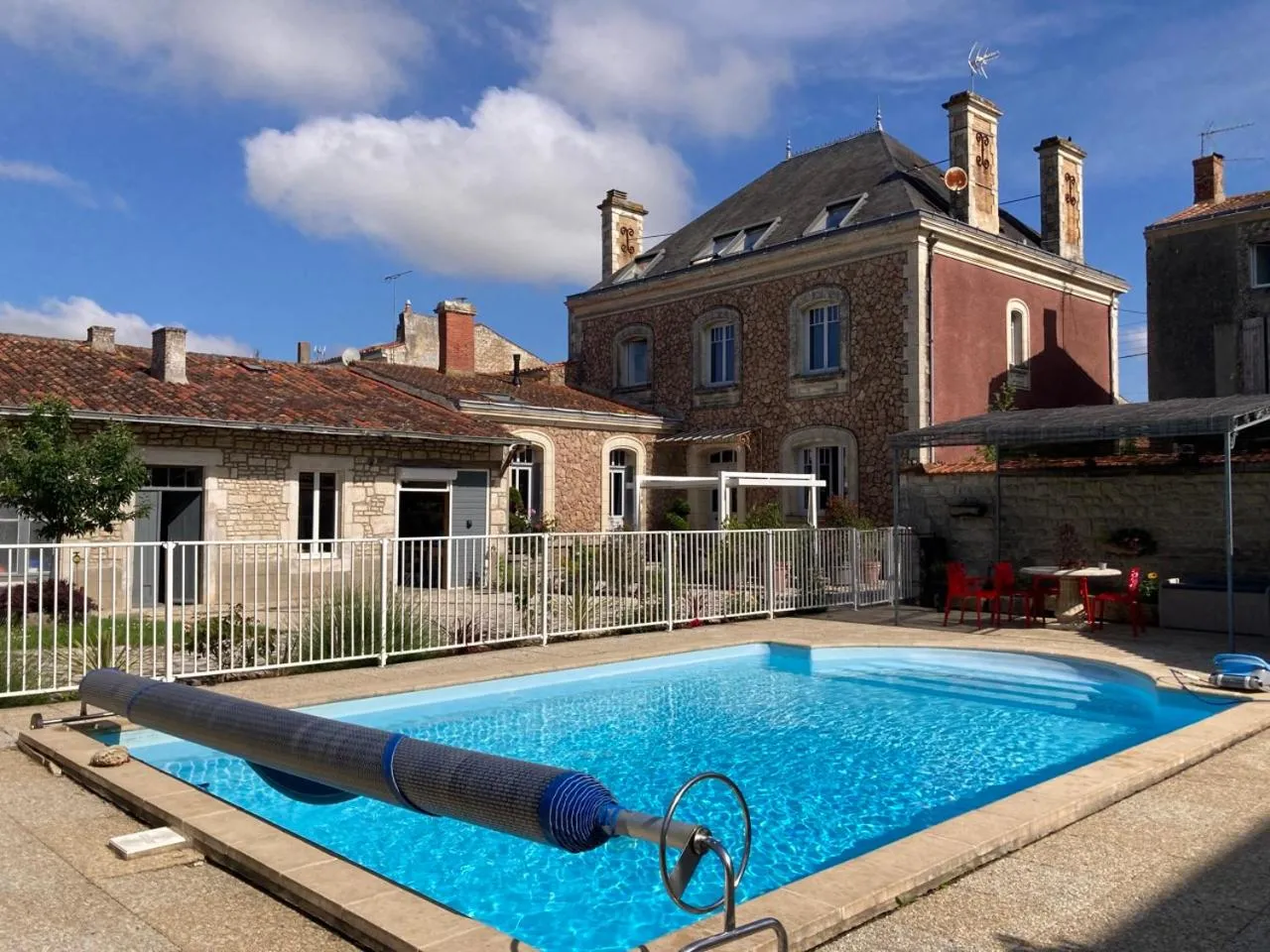 Swimming pool in La Villa des Roses Gîte Chambres d'hôtes Piscine chauffée