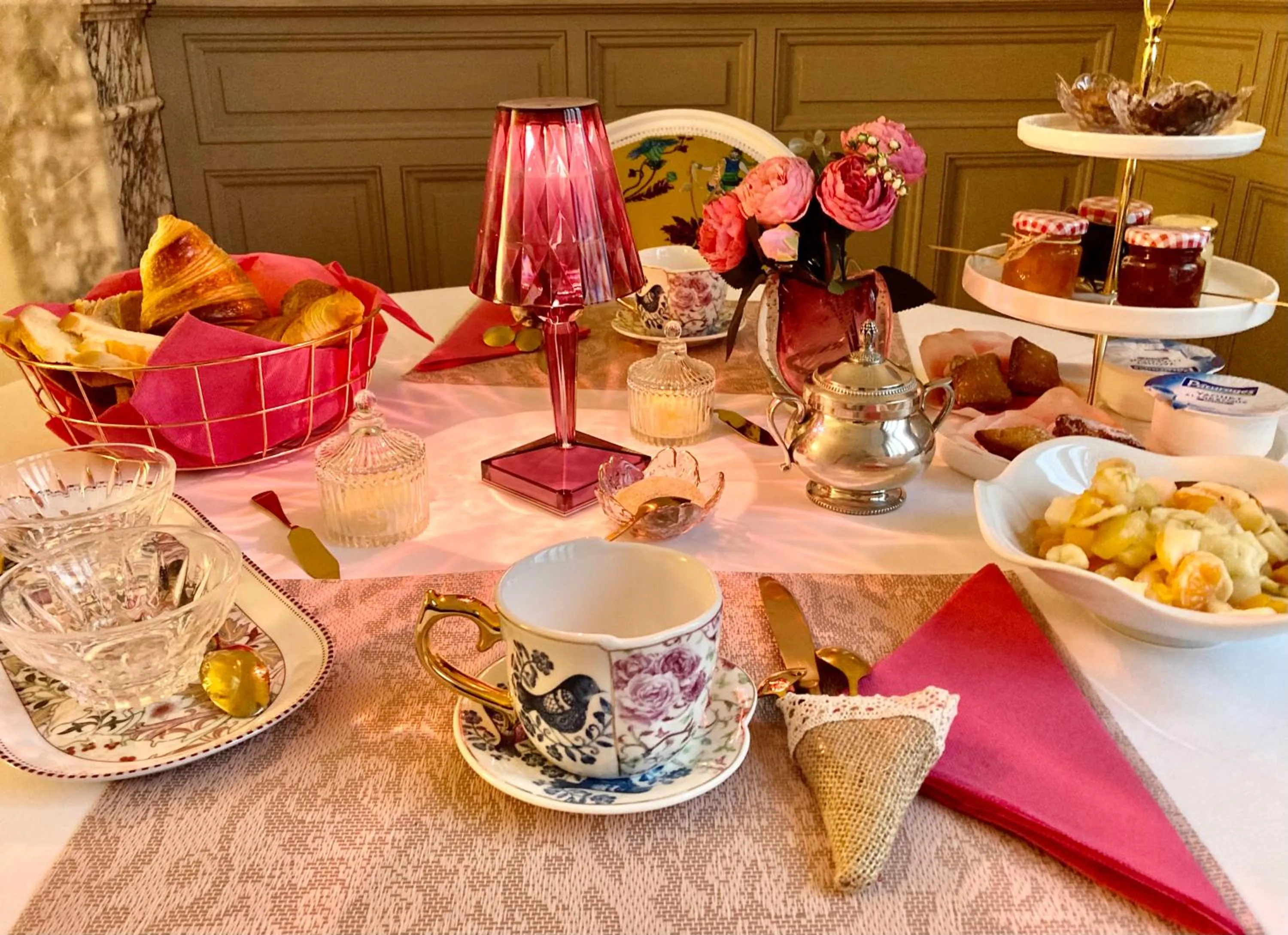 Breakfast in La Villa des Roses Gîte Chambres d'hôtes Piscine chauffée