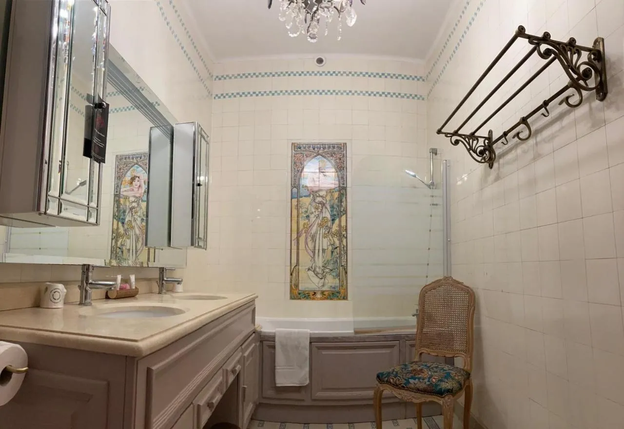 Bathroom in La Villa des Roses Gîte Chambres d'hôtes Piscine chauffée