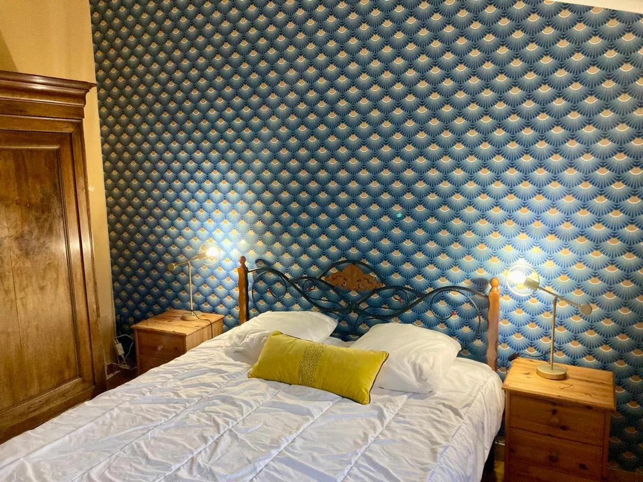 Bed in La Villa des Roses Gîte Chambres d'hôtes Piscine chauffée