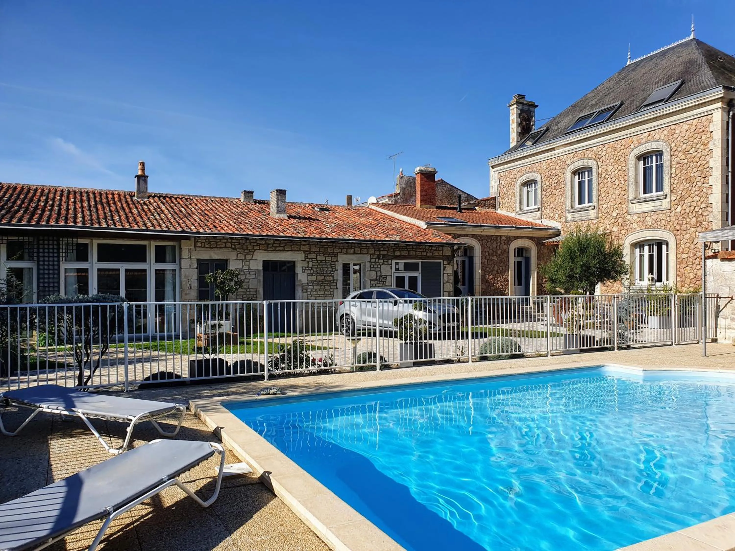 Swimming pool in La Villa des Roses Gîte Chambres d'hôtes Piscine chauffée
