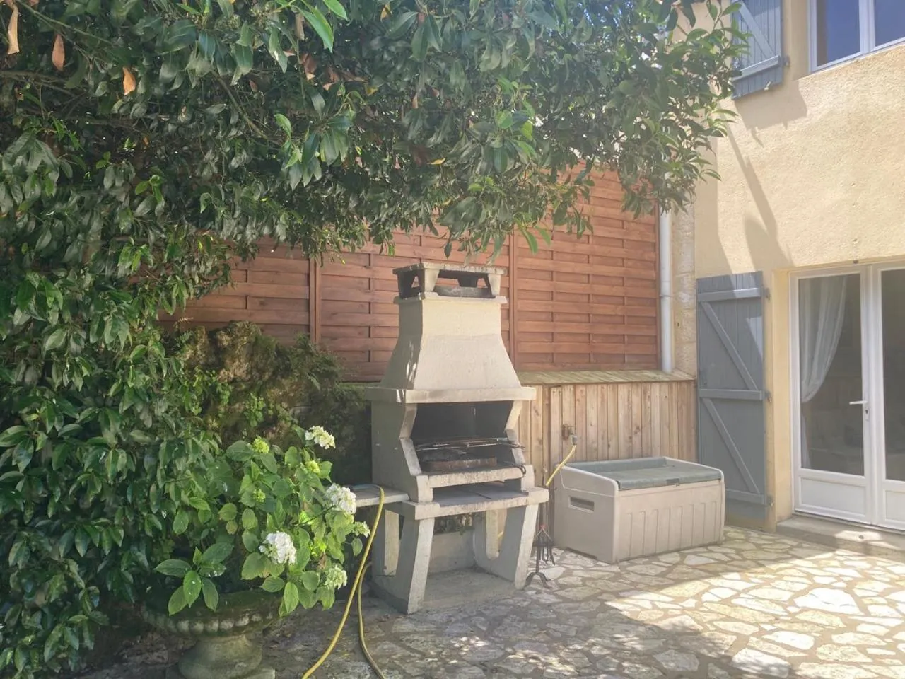 BBQ facilities in La Villa des Roses Gîte Chambres d'hôtes Piscine chauffée