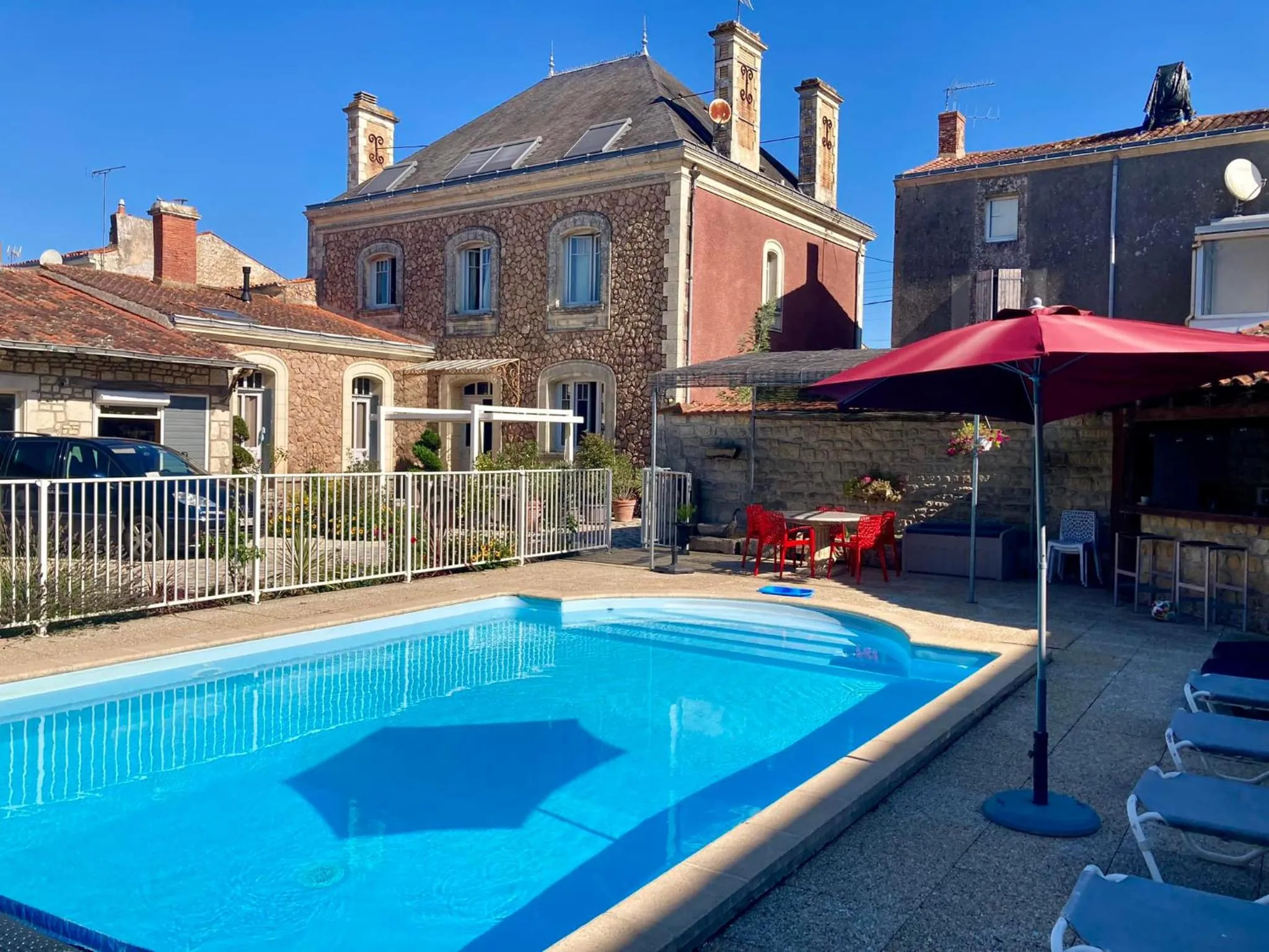 Property building in La Villa des Roses Gîte Chambres d'hôtes Piscine chauffée