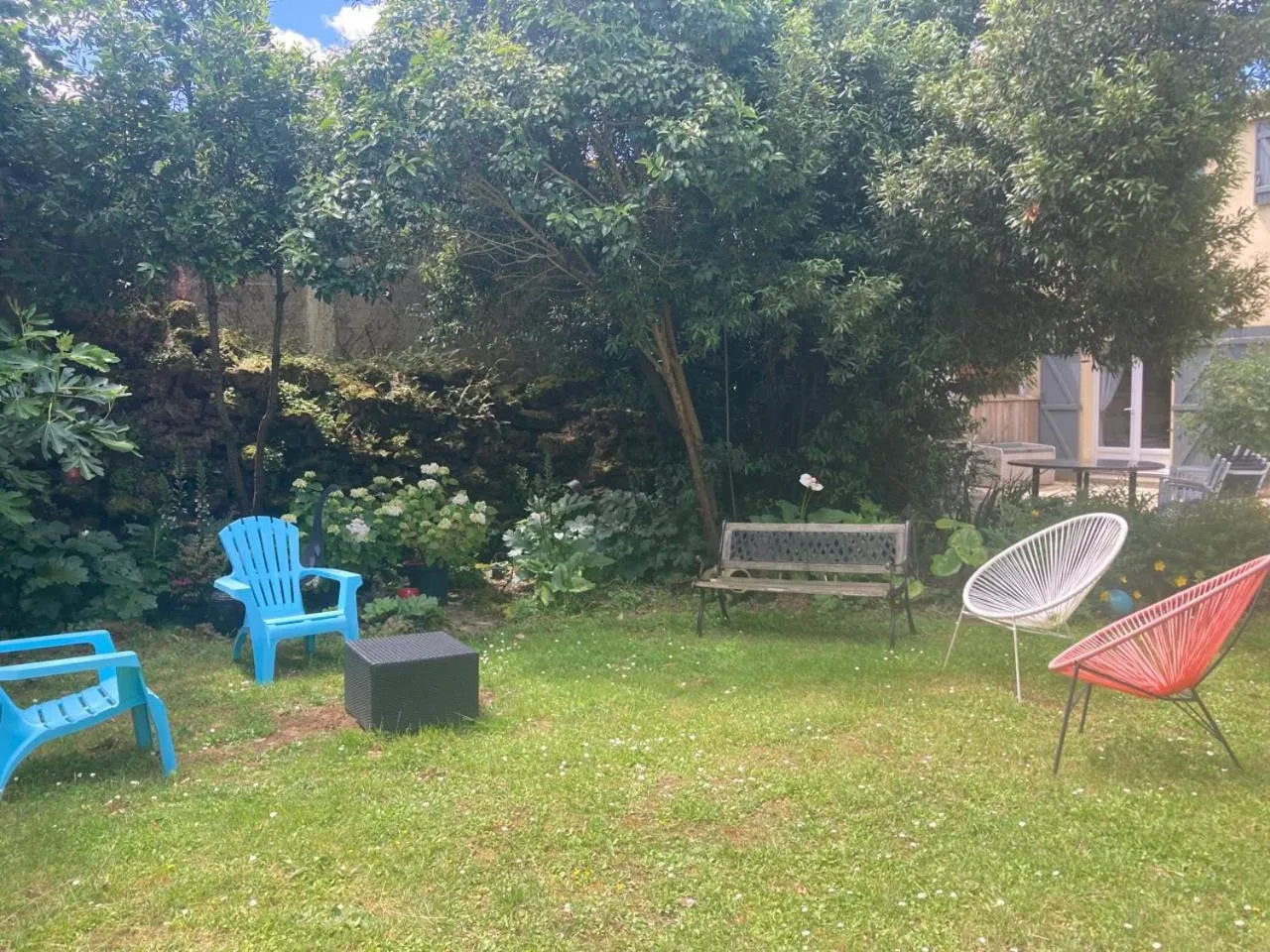 Garden in La Villa des Roses Gîte Chambres d'hôtes Piscine chauffée
