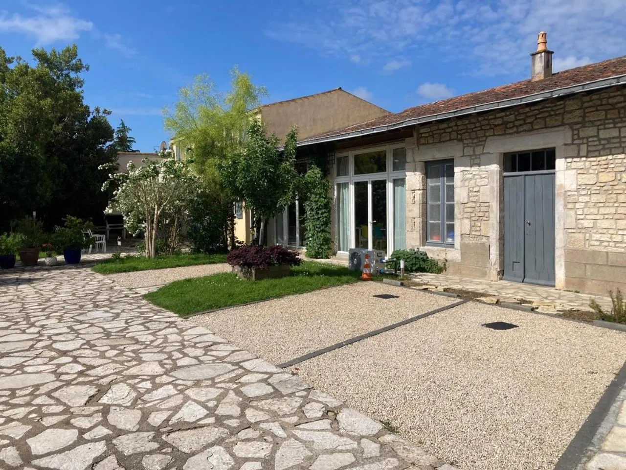 Parking in La Villa des Roses Gîte Chambres d'hôtes Piscine chauffée