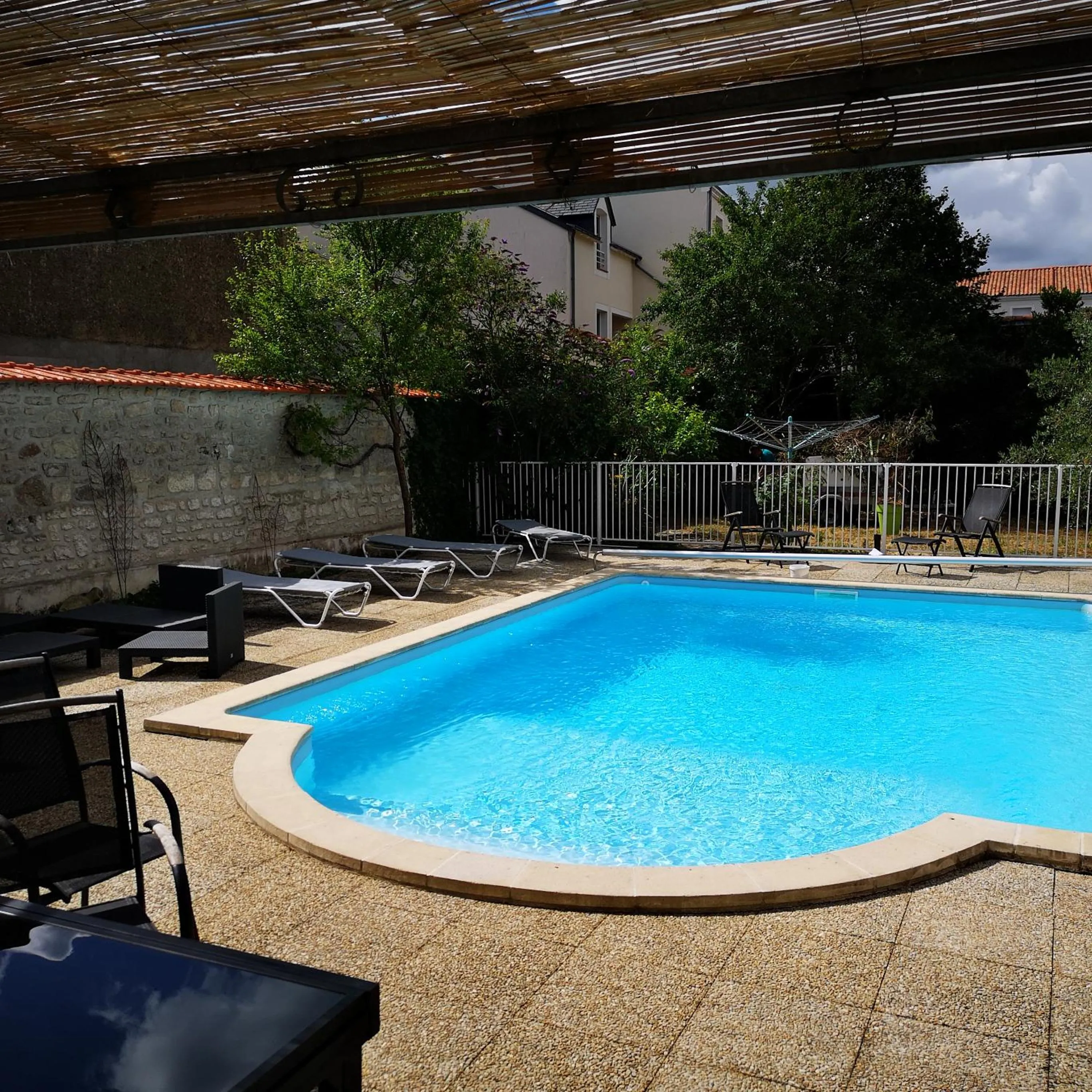 Pool view in La Villa des Roses Gîte Chambres d'hôtes Piscine chauffée