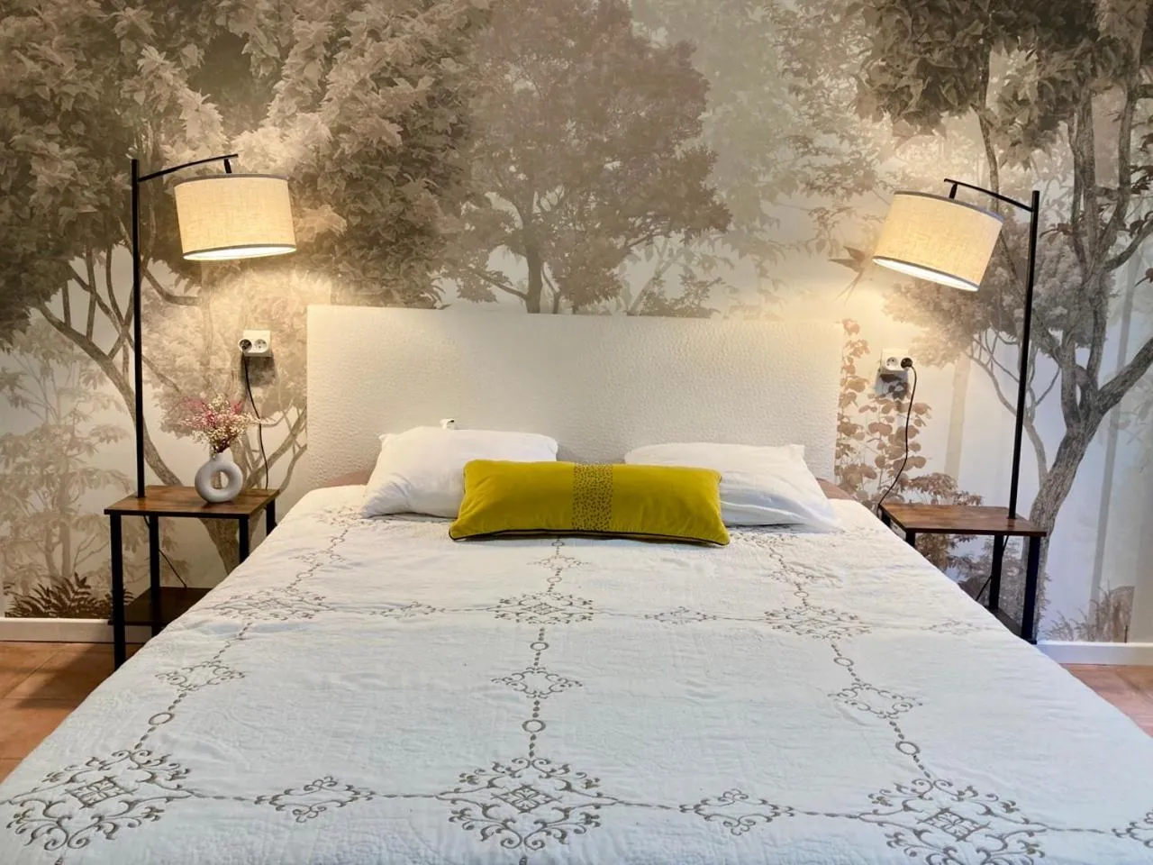 Bedroom, Bed in La Villa des Roses Gîte Chambres d'hôtes Piscine chauffée