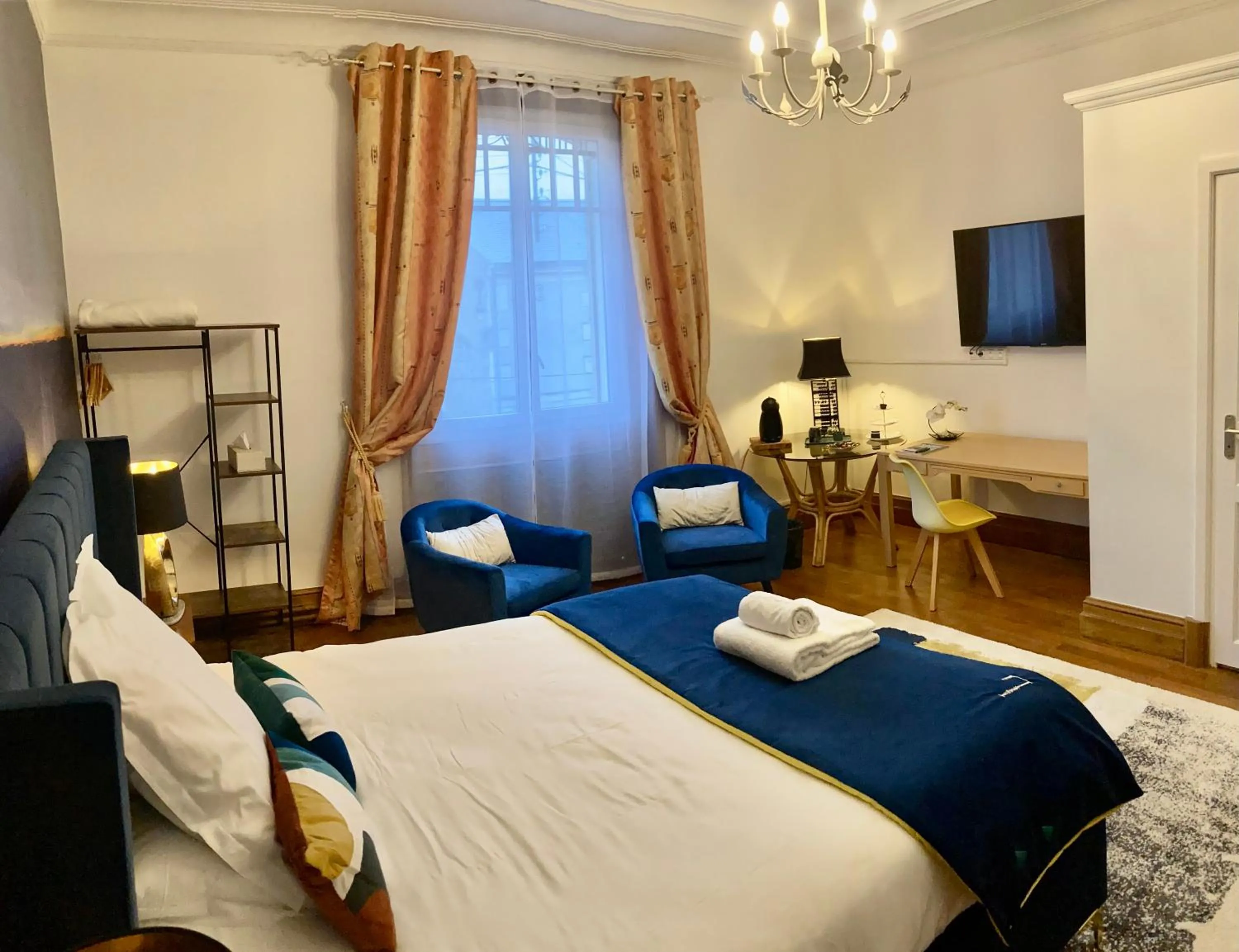 Photo of the whole room, Bed in La Villa des Roses Gîte Chambres d'hôtes Piscine chauffée