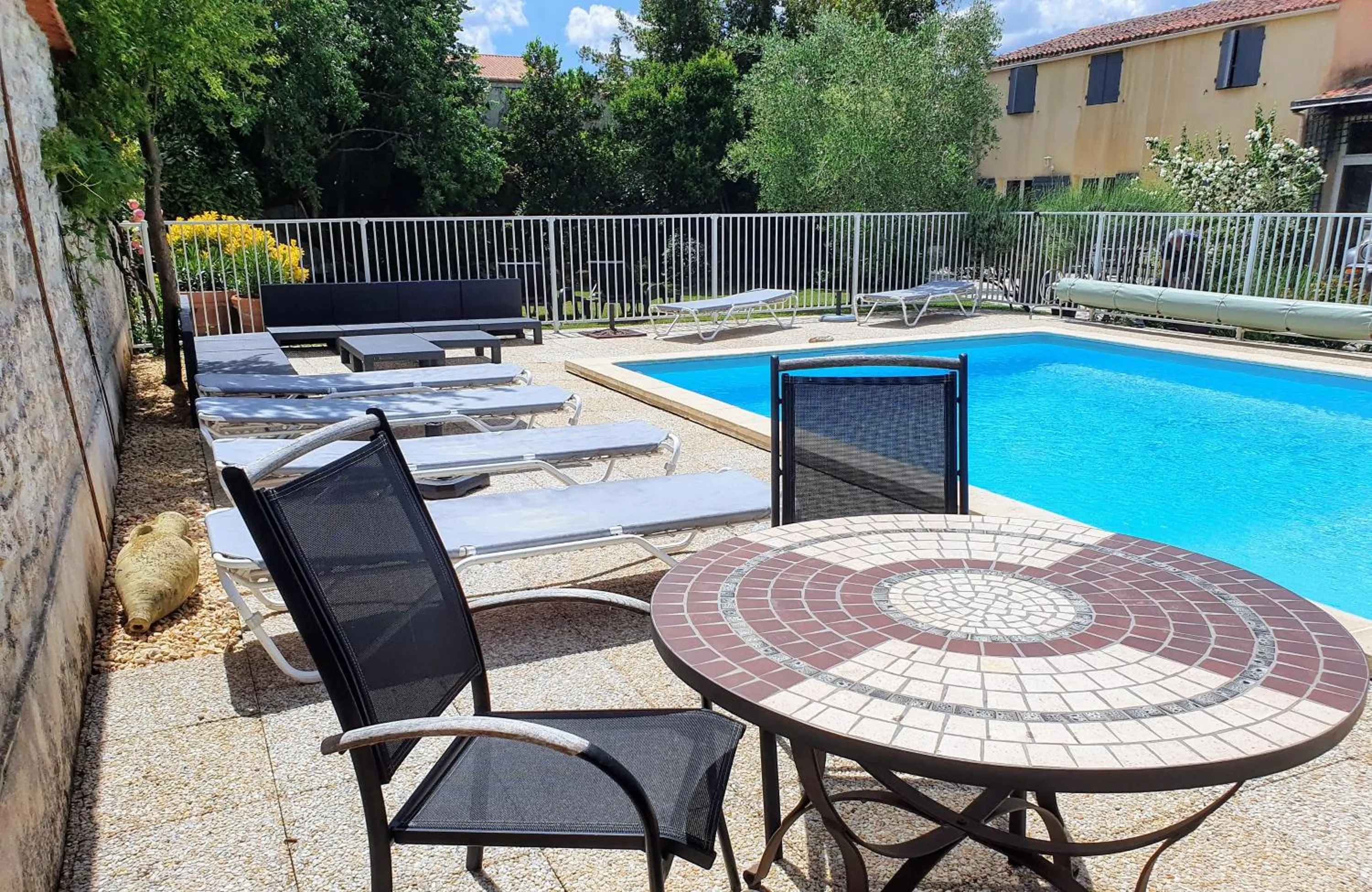 Swimming pool in La Villa des Roses Gîte Chambres d'hôtes Piscine chauffée