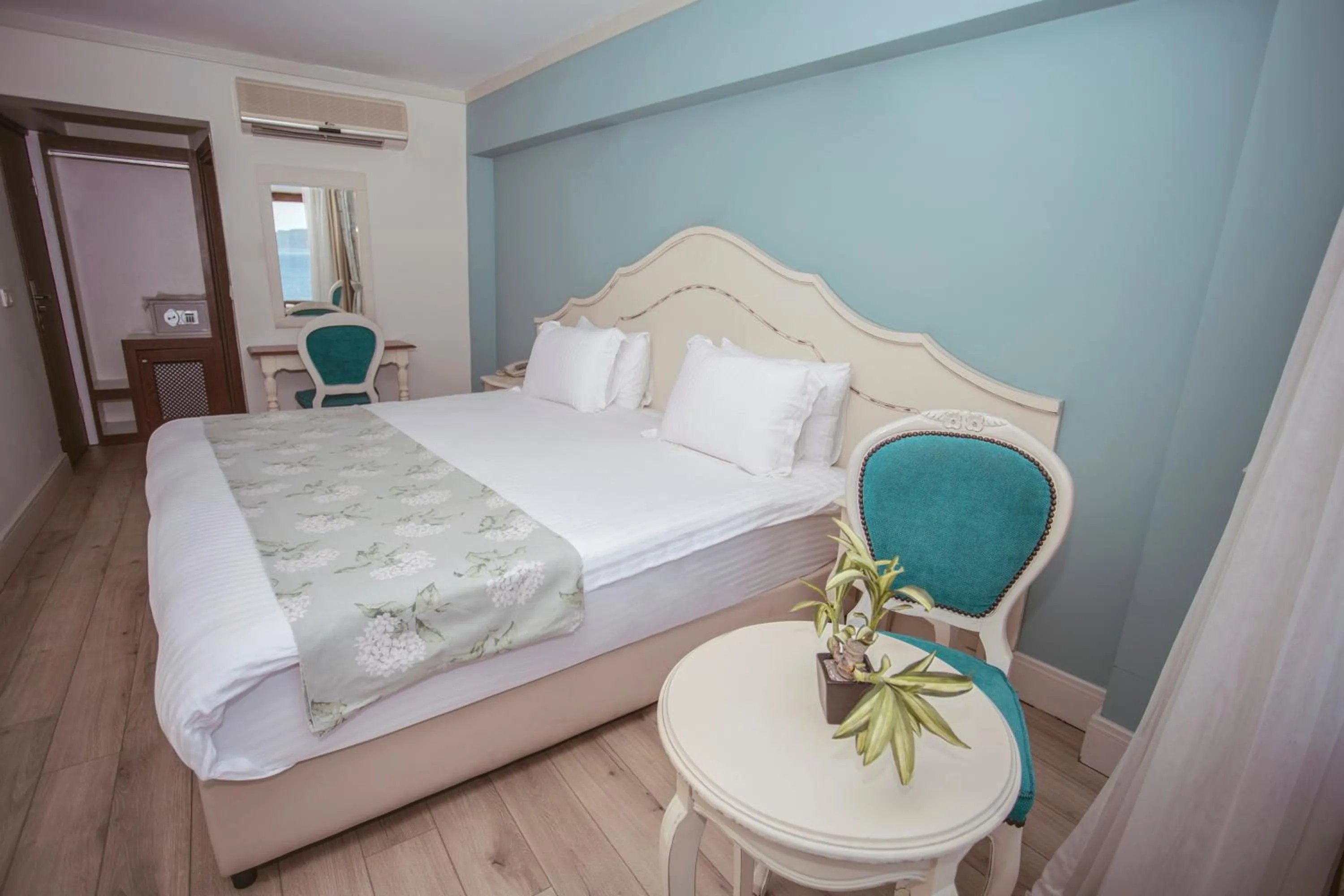 Photo of the whole room in Hotel Limani