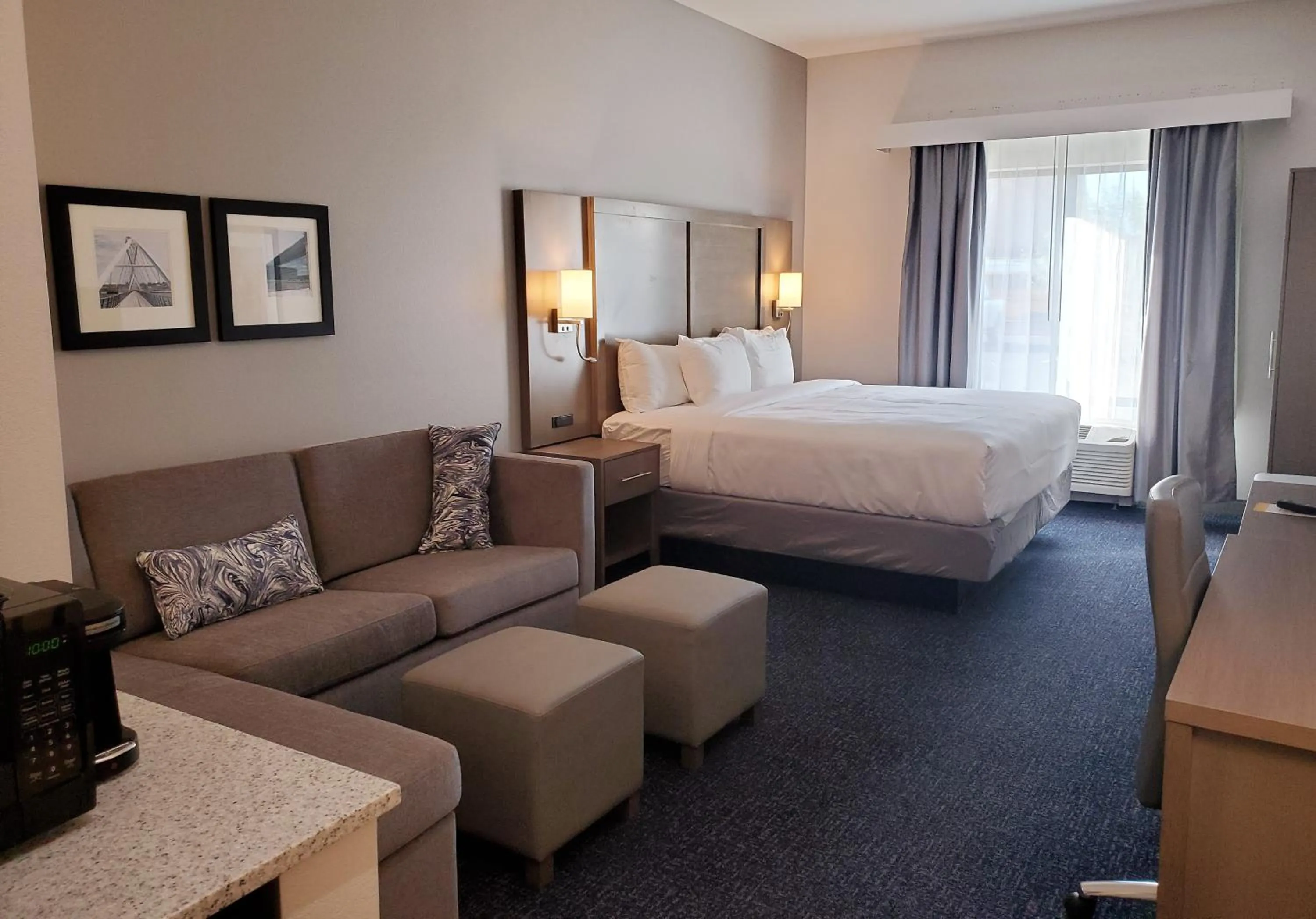 Photo of the whole room, Bed in Comfort Suites Scottsdale Talking Stick Entertainment District