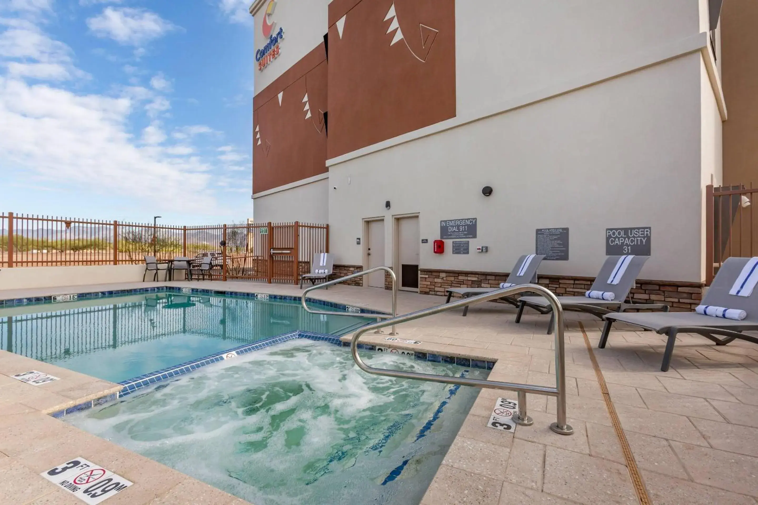 Swimming pool in Comfort Suites Scottsdale Talking Stick Entertainment District Swimming pool in Comfort Suites Scottsdale Talking Stick Entertainment District