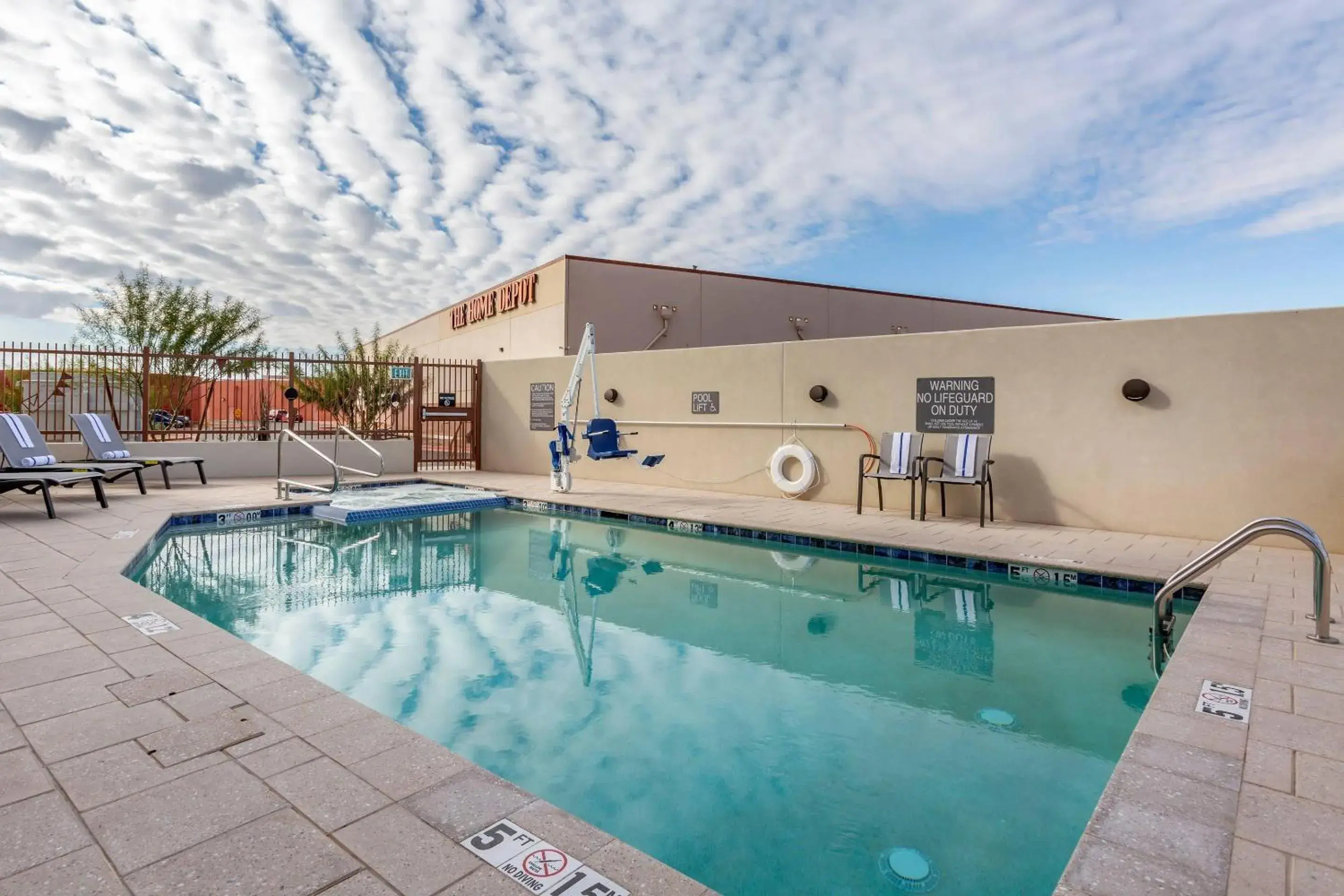 Swimming pool in Comfort Suites Scottsdale Talking Stick Entertainment District Swimming pool in Comfort Suites Scottsdale Talking Stick Entertainment District