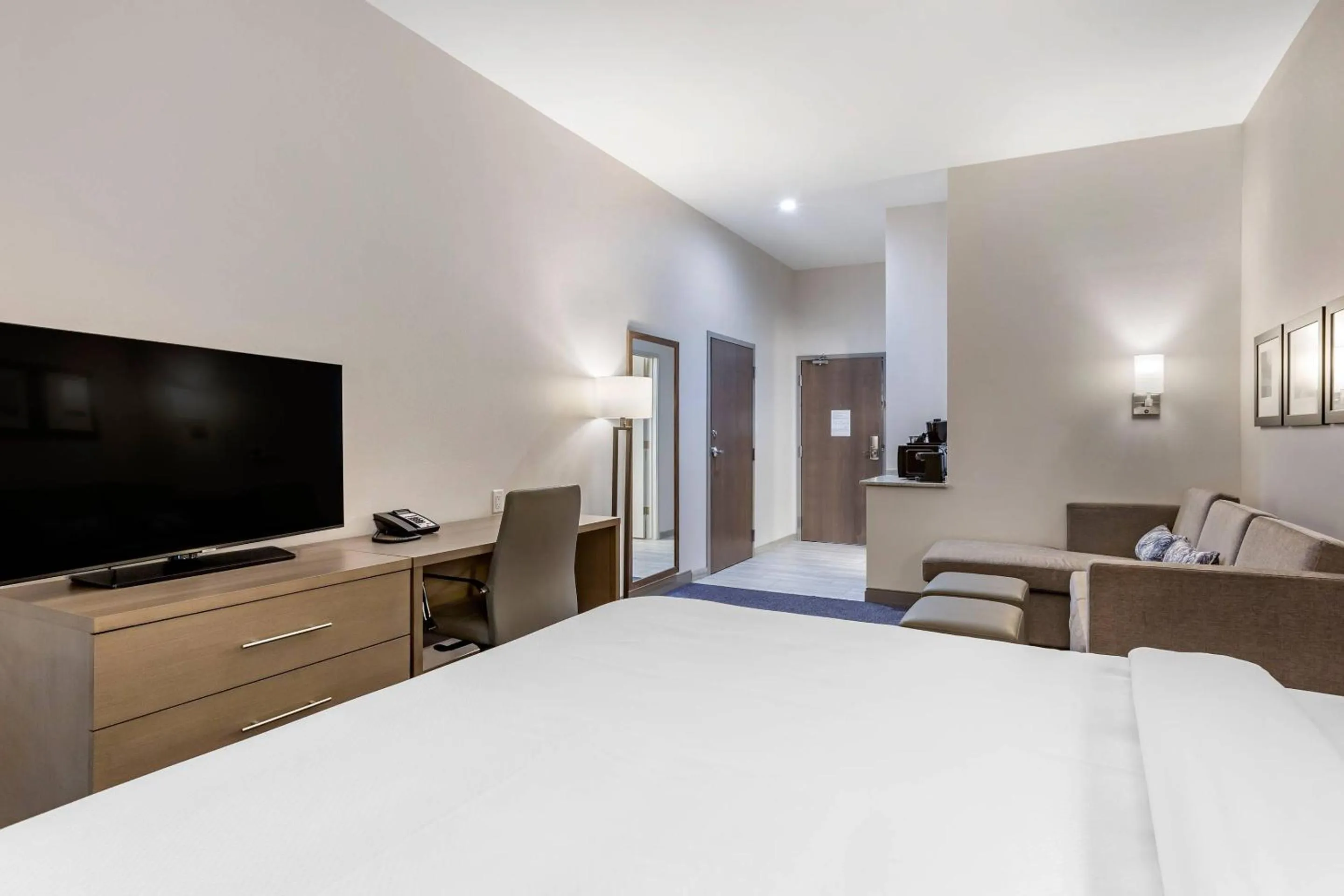 Bedroom, Bed in Comfort Suites Scottsdale Talking Stick Entertainment District