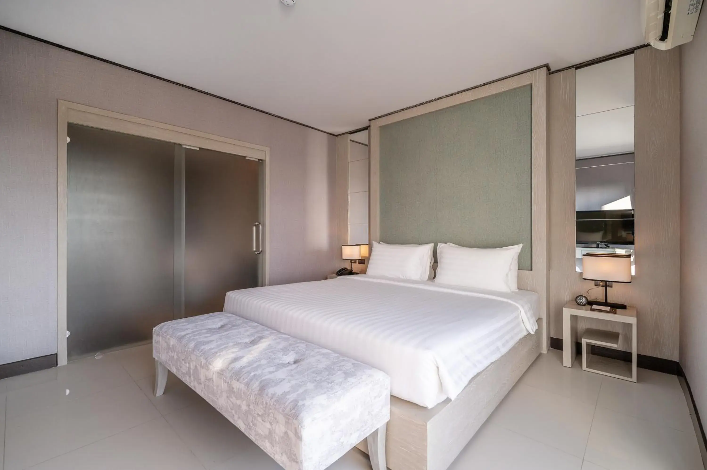 Bedroom, Bed in Manhattan Pattaya Hotel - SHA Extra Plus