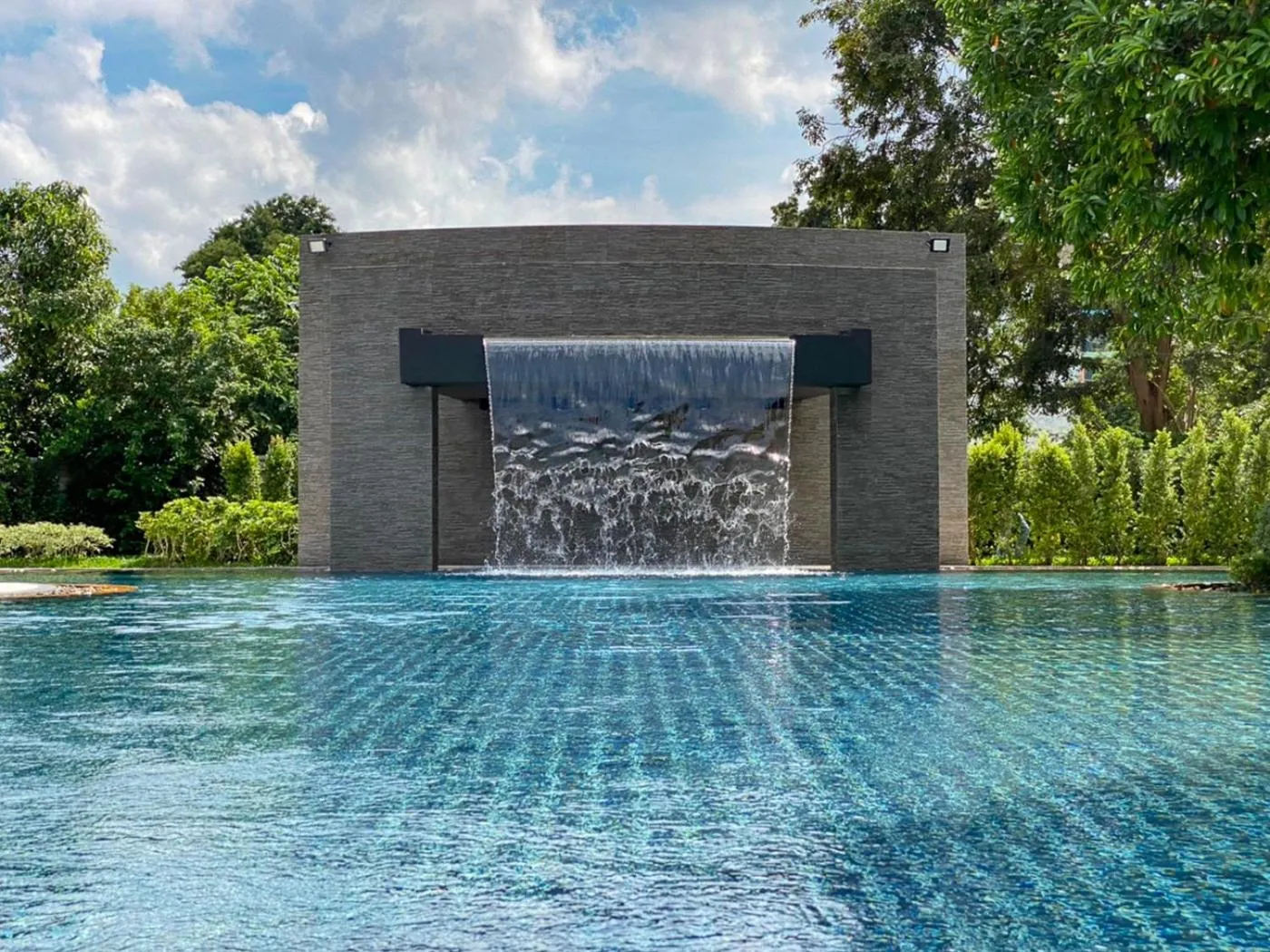 Swimming pool in Manhattan Pattaya Hotel - SHA Extra Plus