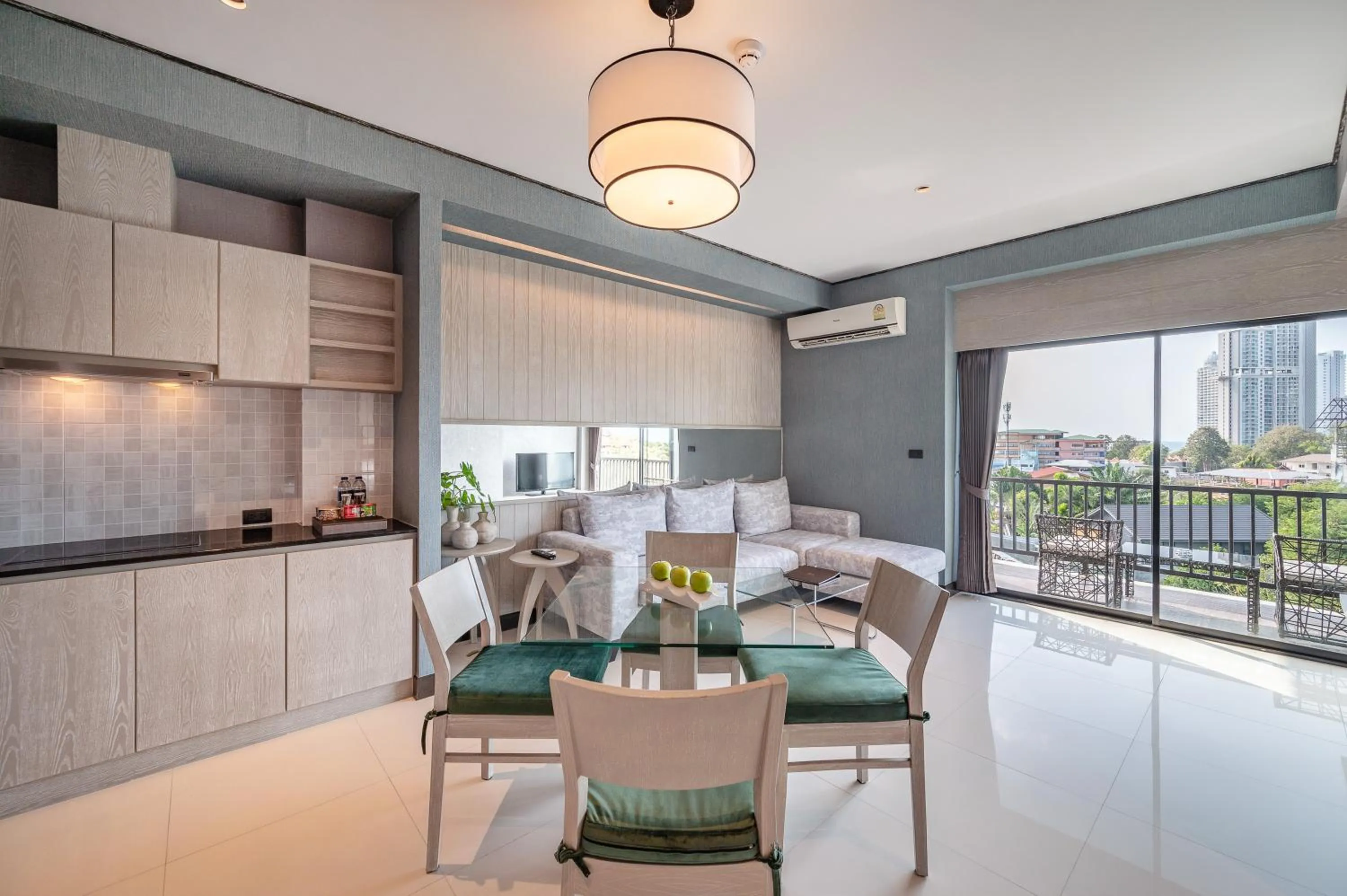 Dining area in Manhattan Pattaya Hotel - SHA Extra Plus