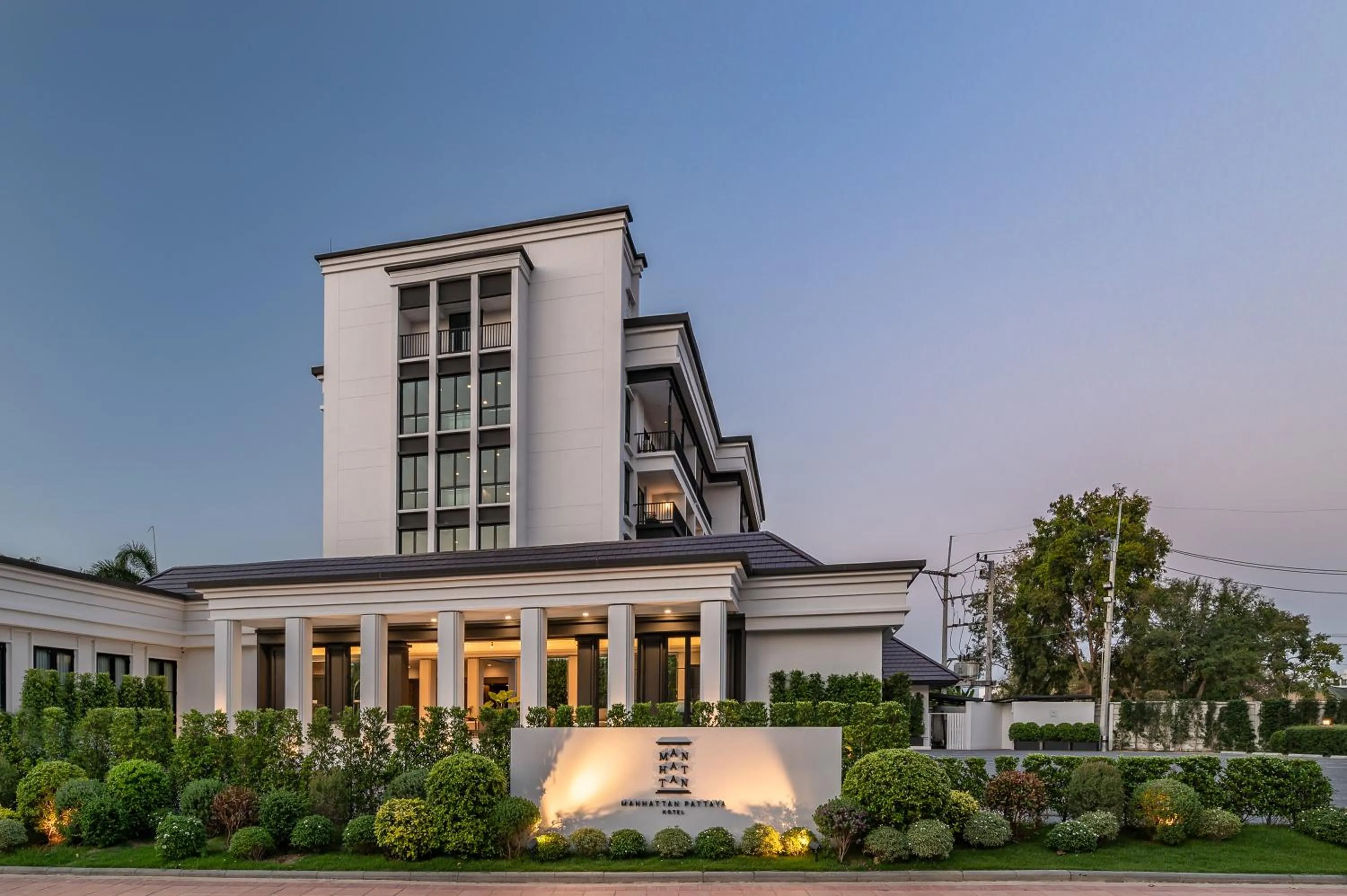Property building in Manhattan Pattaya Hotel - SHA Extra Plus