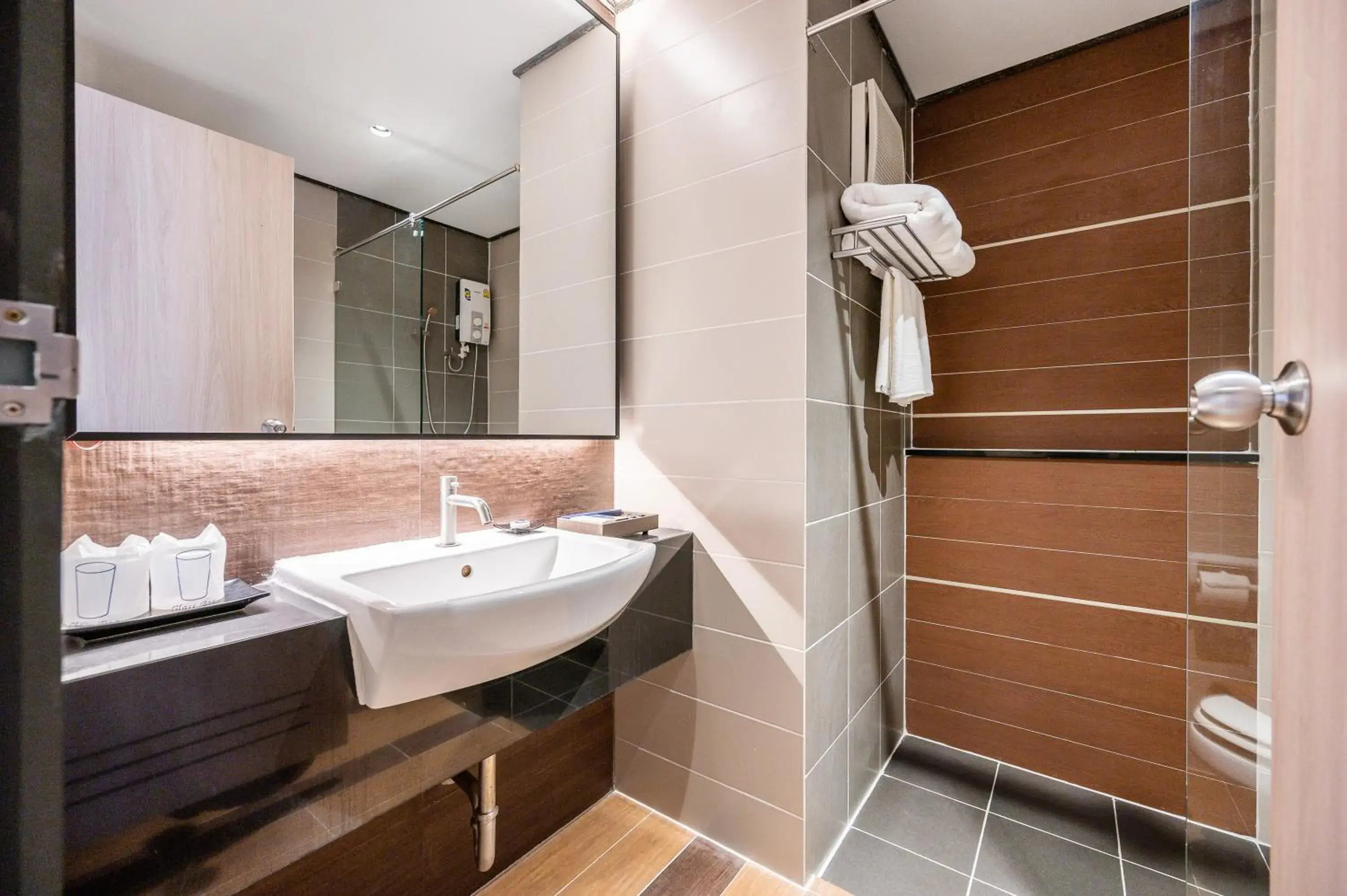 Shower, Bathroom in Manhattan Pattaya Hotel - SHA Extra Plus