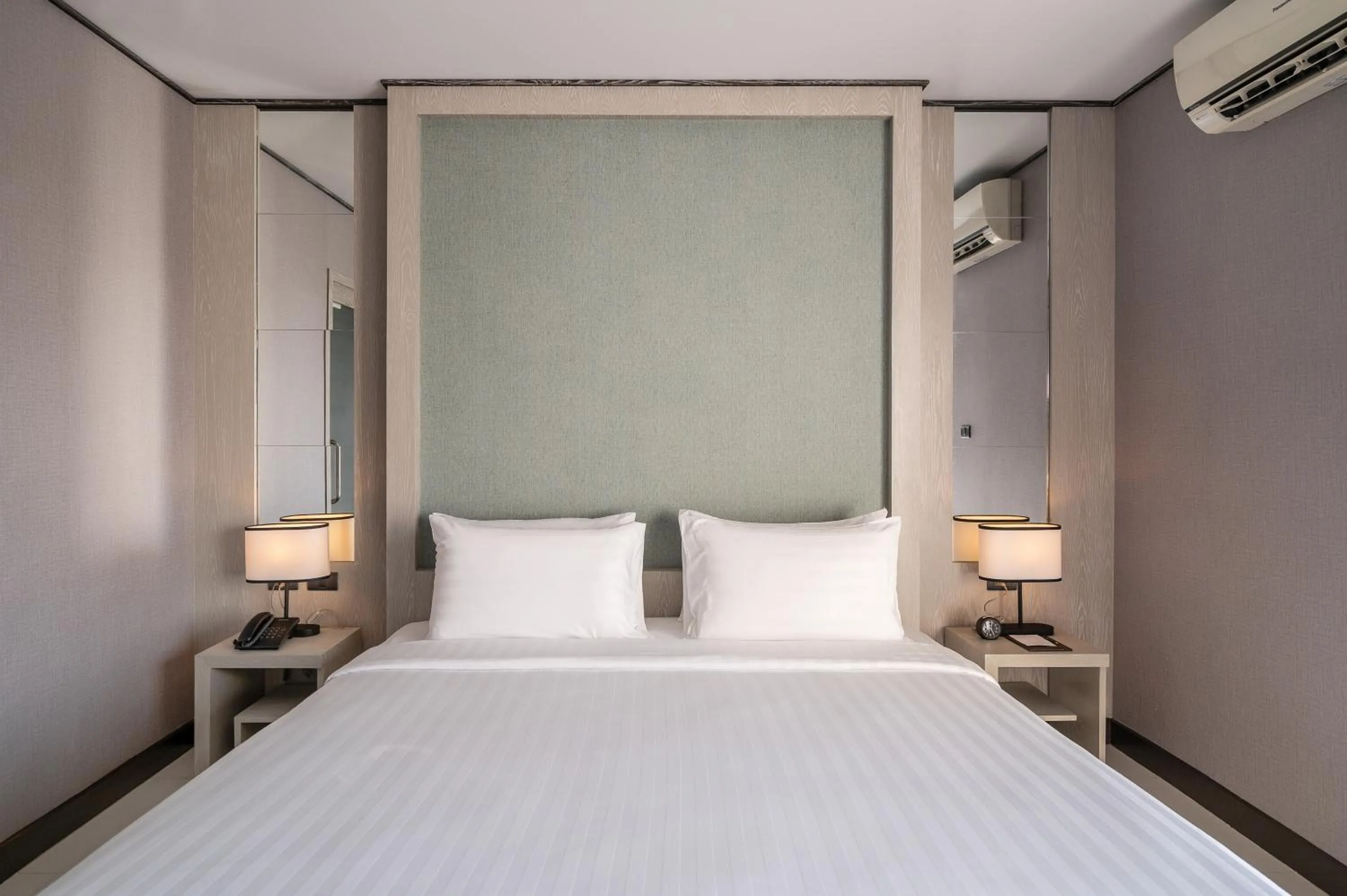 Bedroom, Bed in Manhattan Pattaya Hotel - SHA Extra Plus