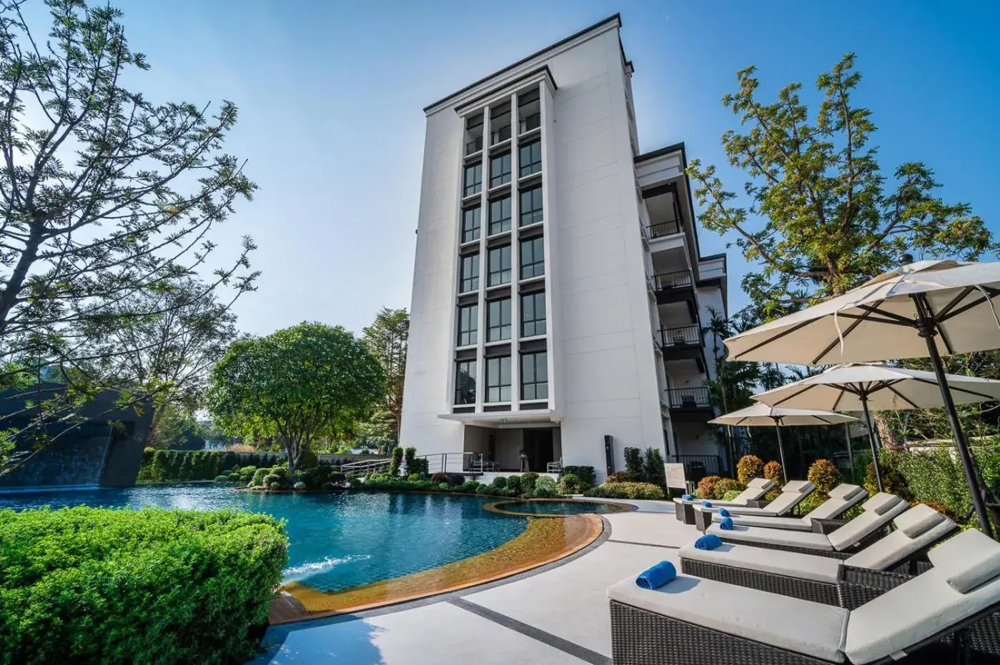 Swimming pool, Property Building in Manhattan Pattaya Hotel - SHA Extra Plus
