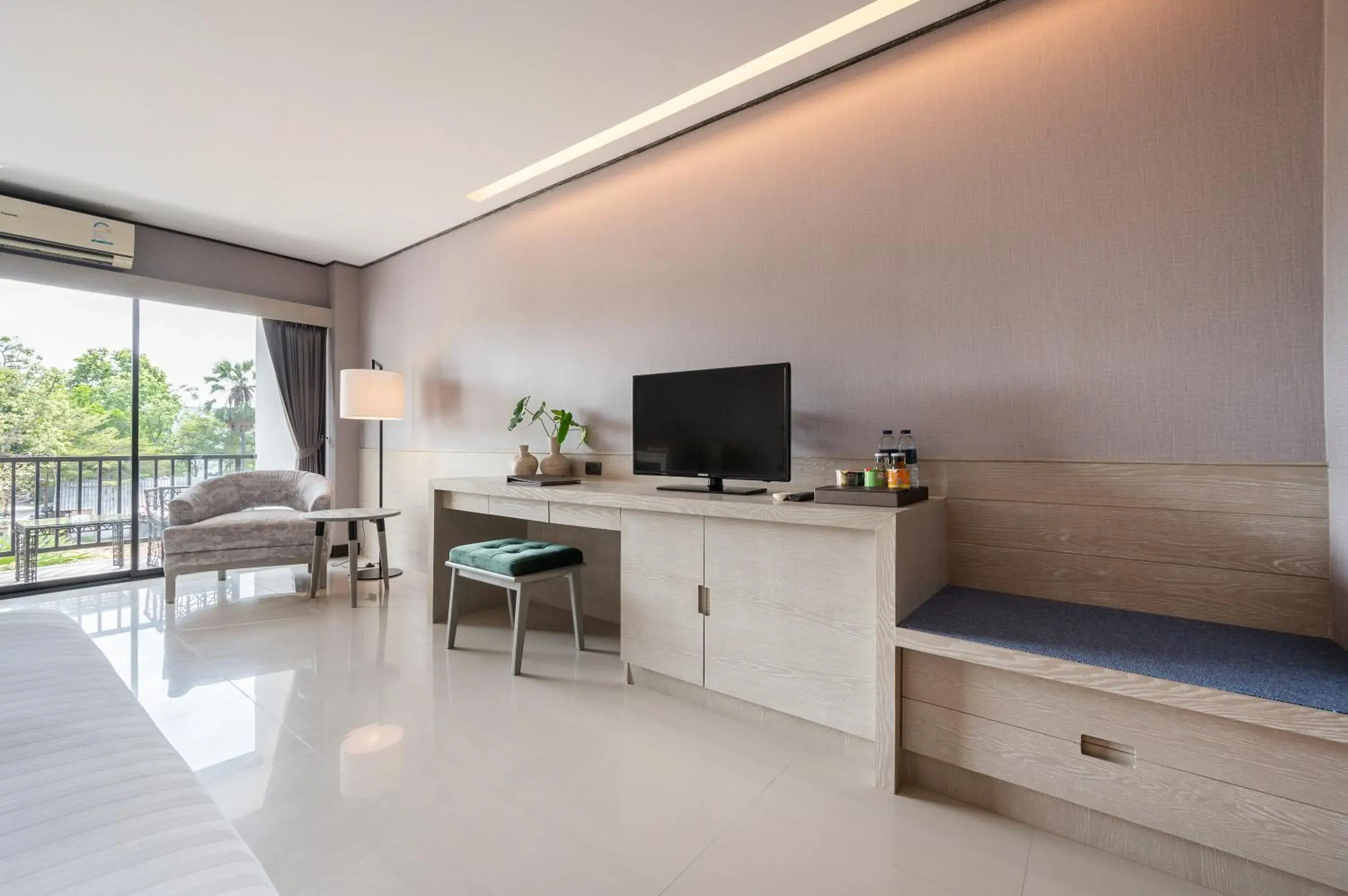 TV and multimedia, Bed in Manhattan Pattaya Hotel - SHA Extra Plus