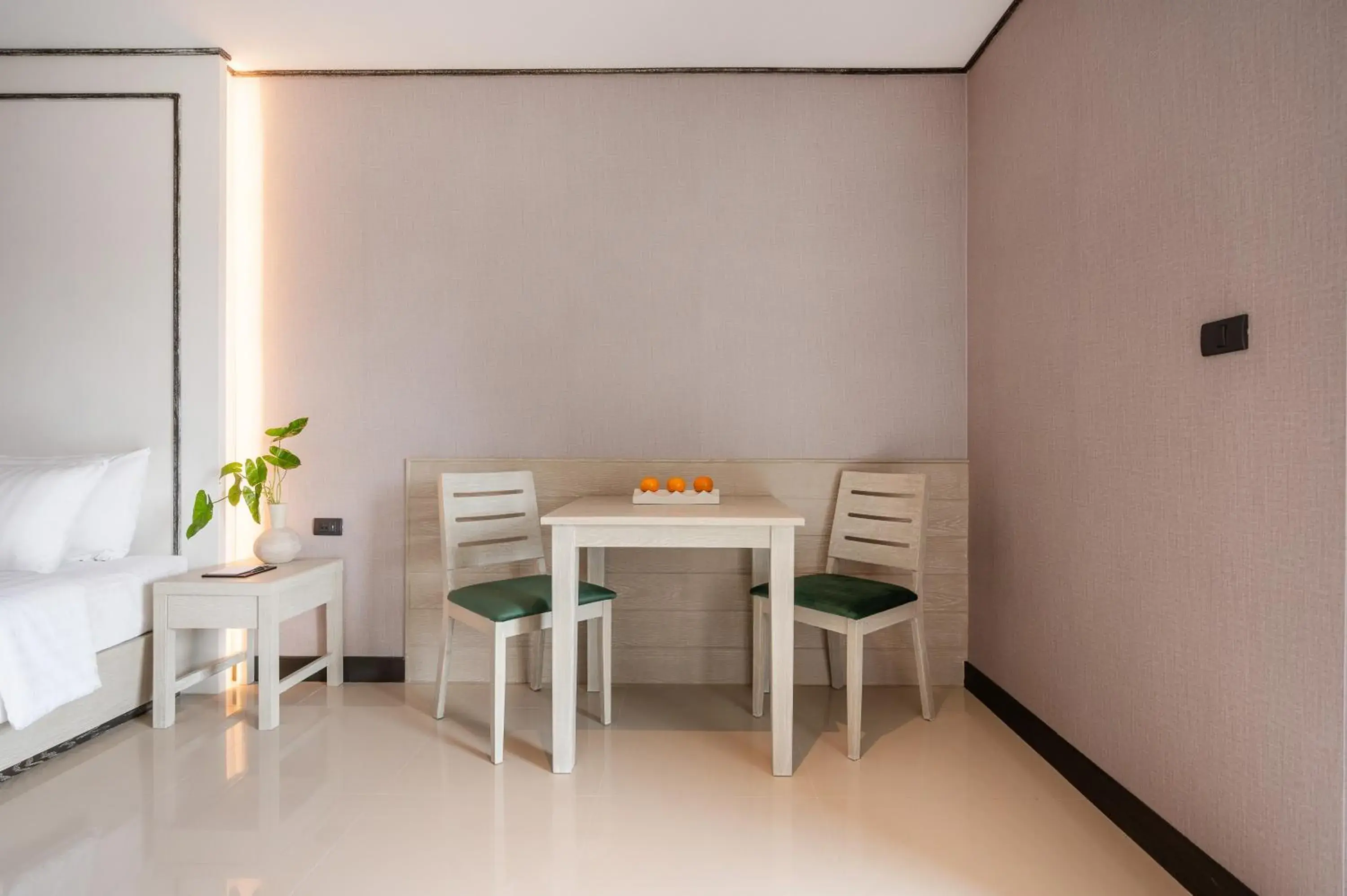 Bedroom, Dining Area in Manhattan Pattaya Hotel - SHA Extra Plus