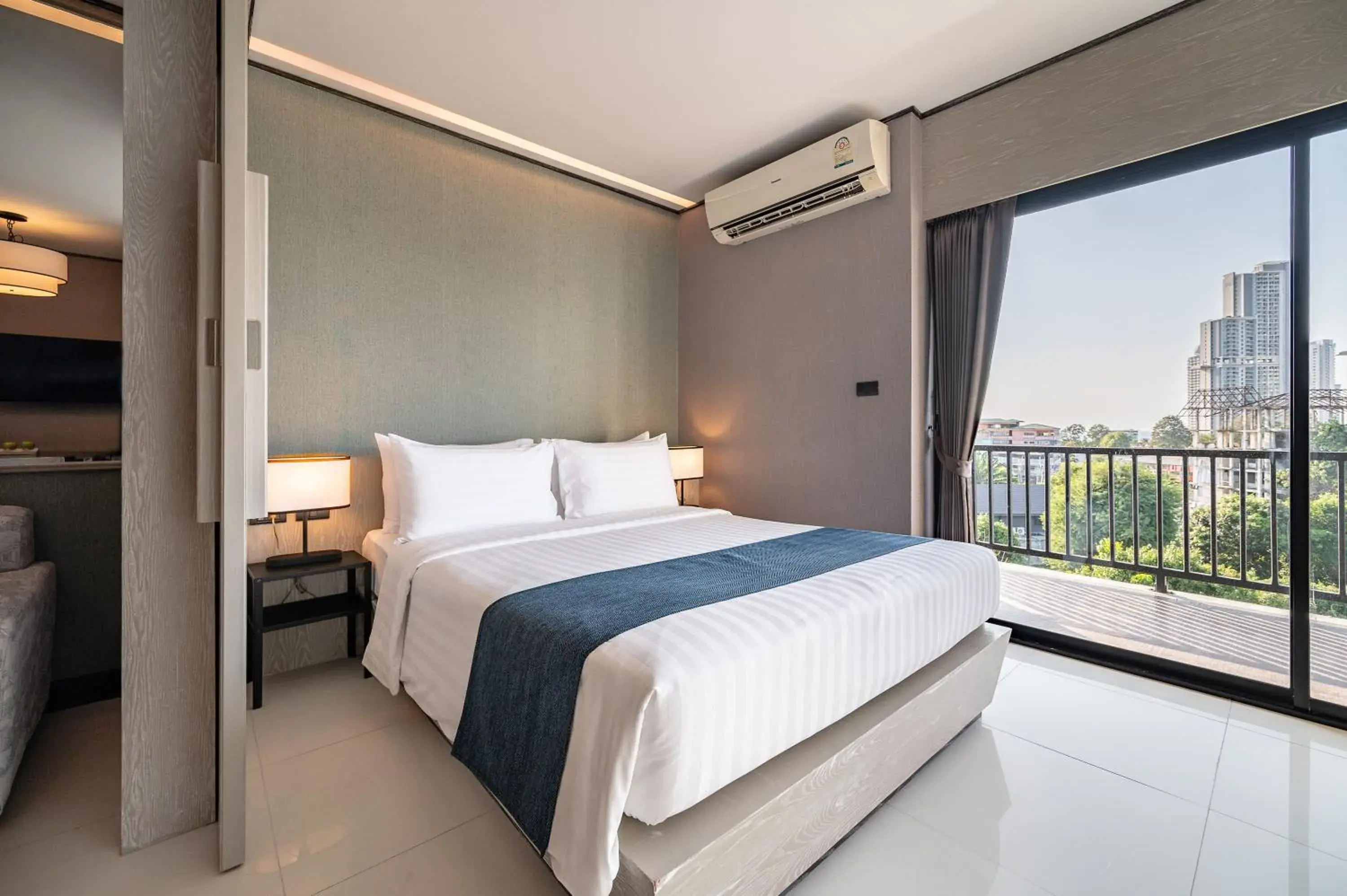 Bedroom, Bed in Manhattan Pattaya Hotel - SHA Extra Plus