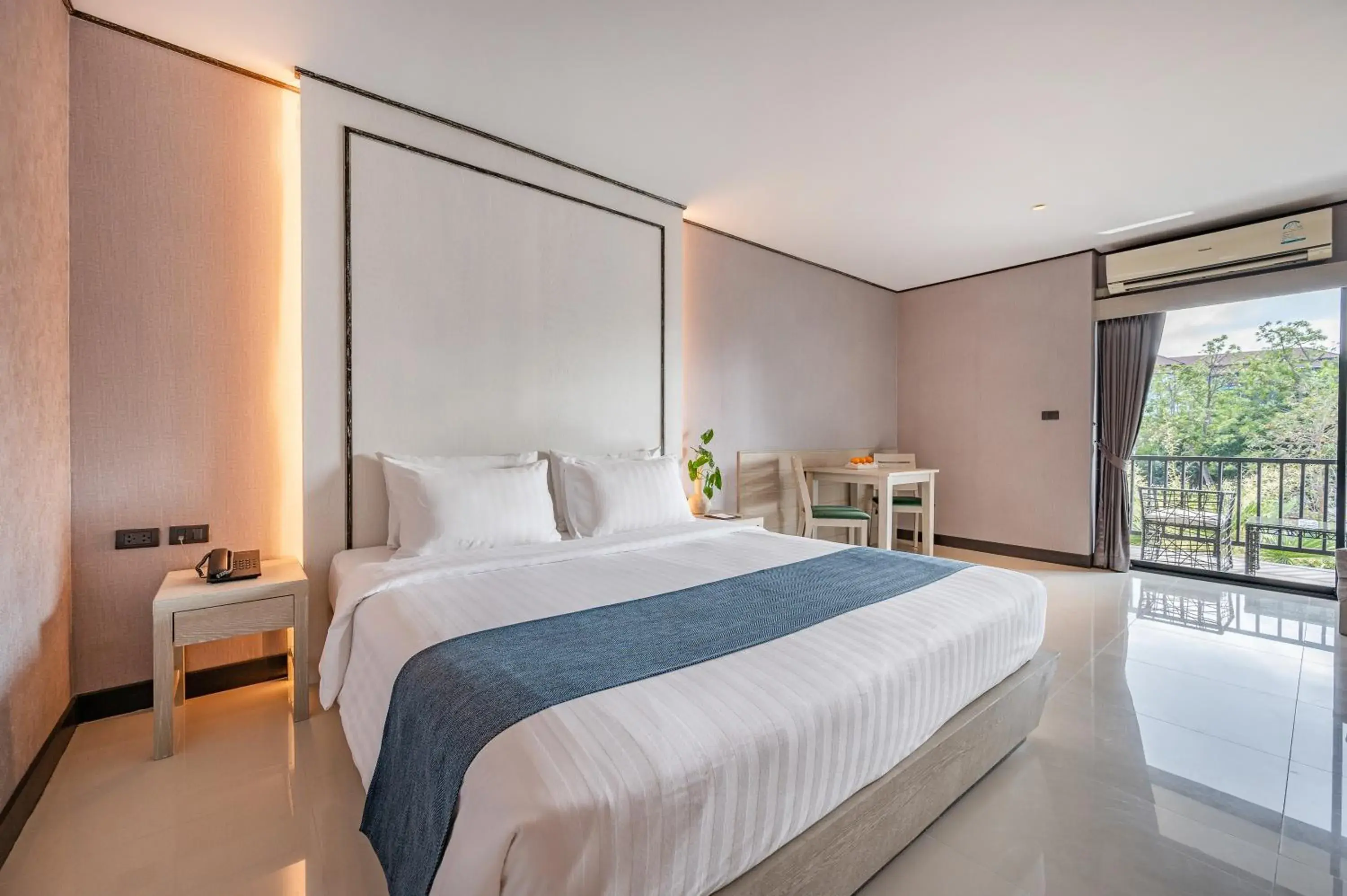 Bedroom, Bed in Manhattan Pattaya Hotel - SHA Extra Plus