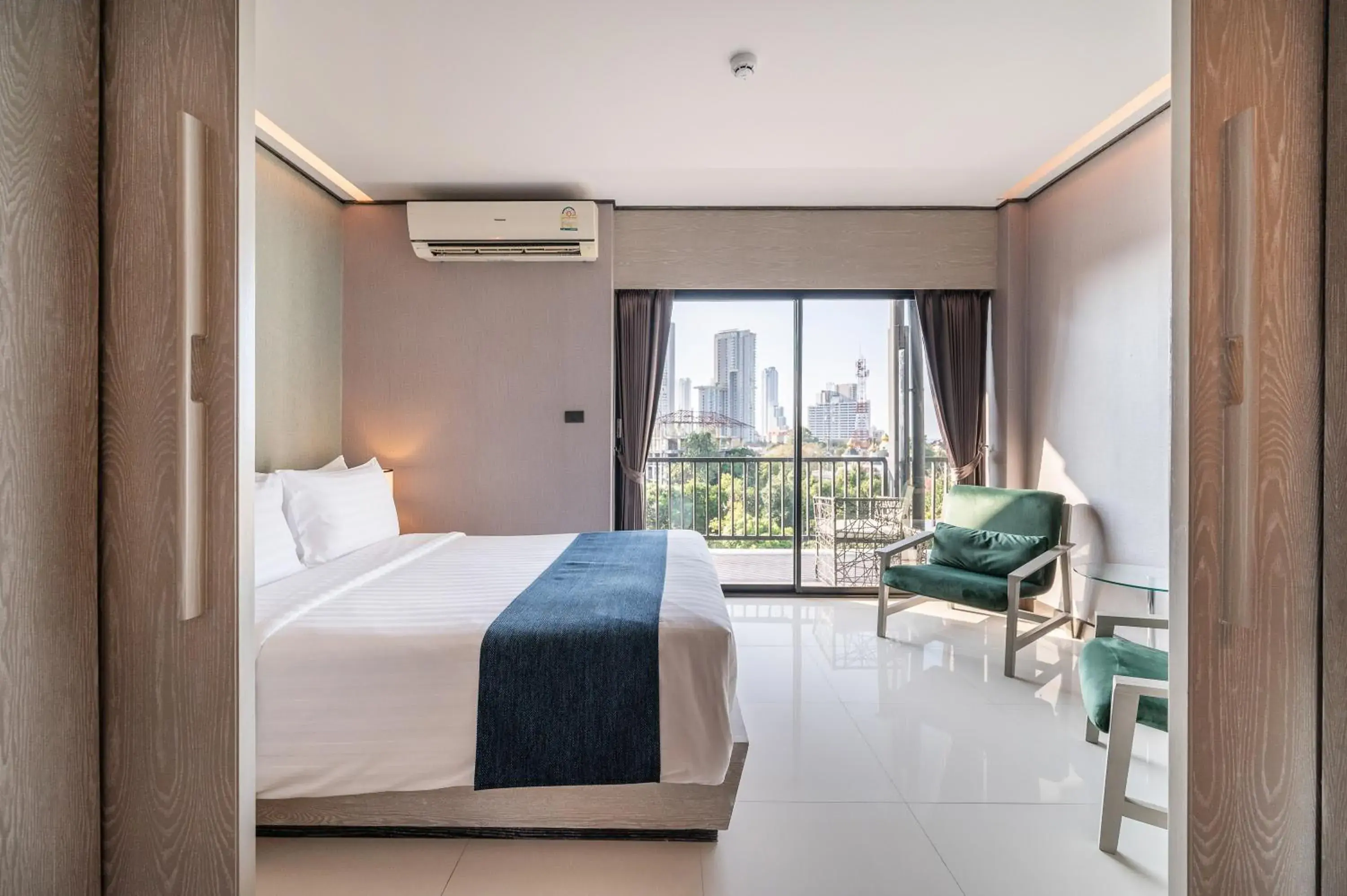 Bedroom, Bed in Manhattan Pattaya Hotel - SHA Extra Plus