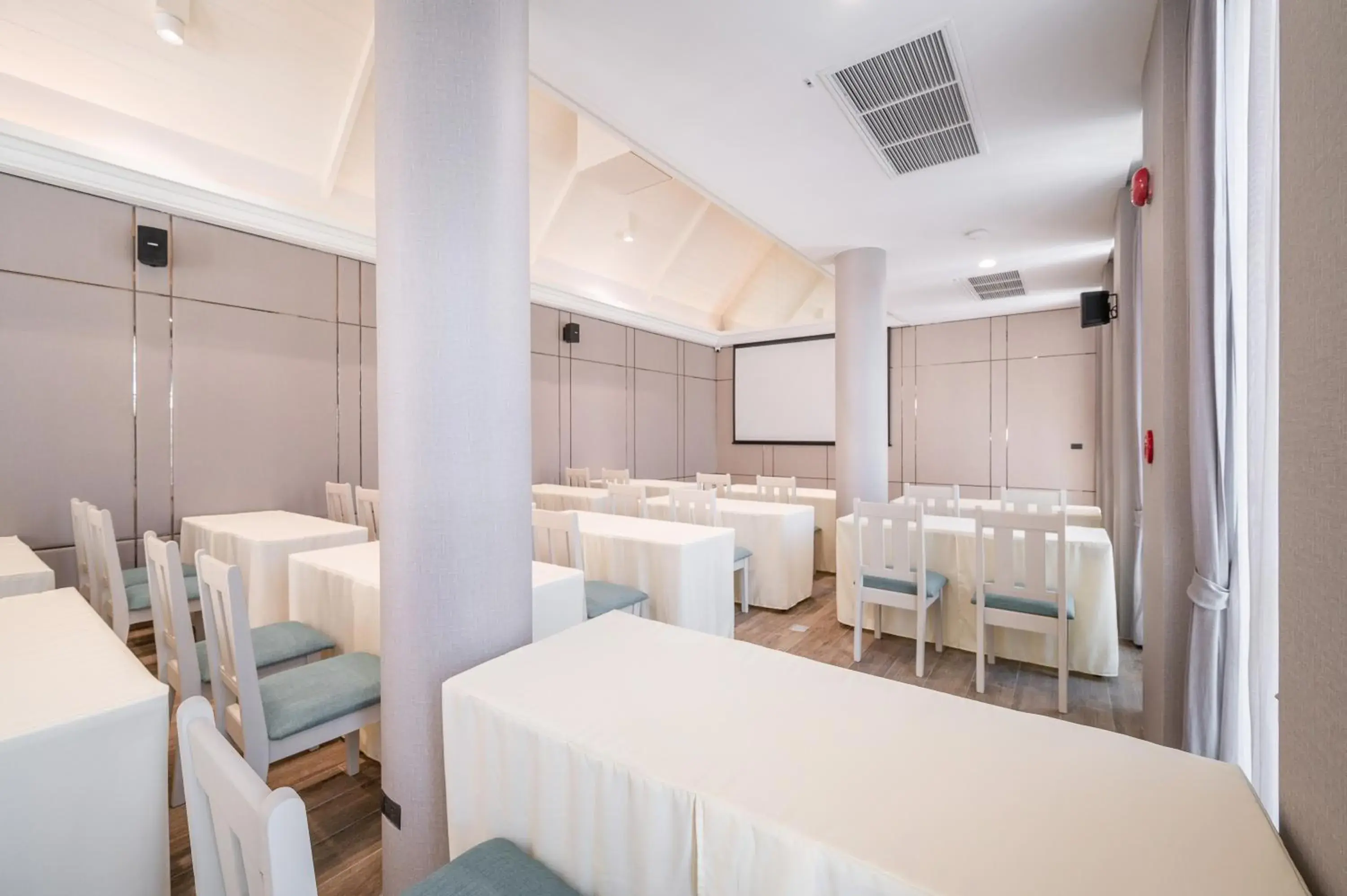 Meeting/conference room in Manhattan Pattaya Hotel - SHA Extra Plus