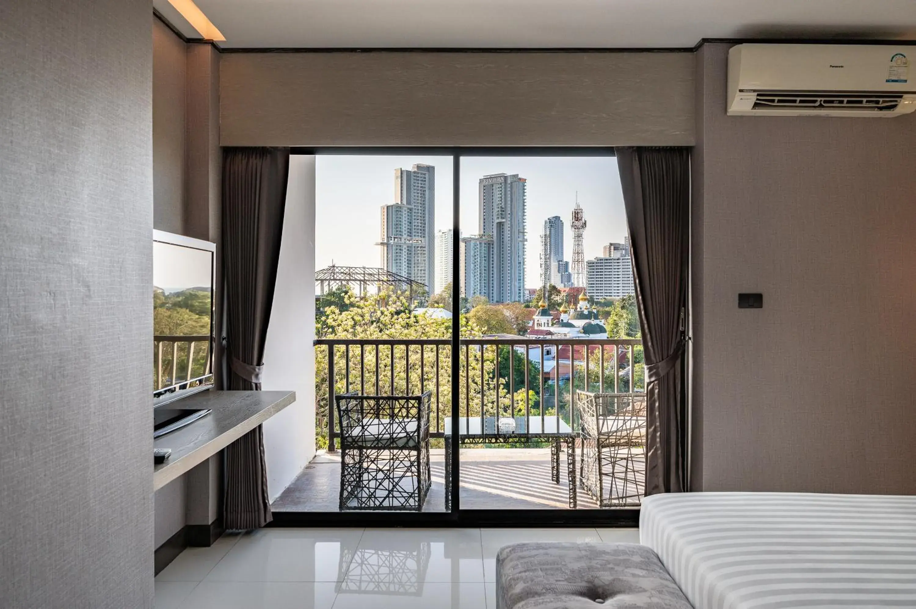 Balcony/Terrace, Bed in Manhattan Pattaya Hotel - SHA Extra Plus