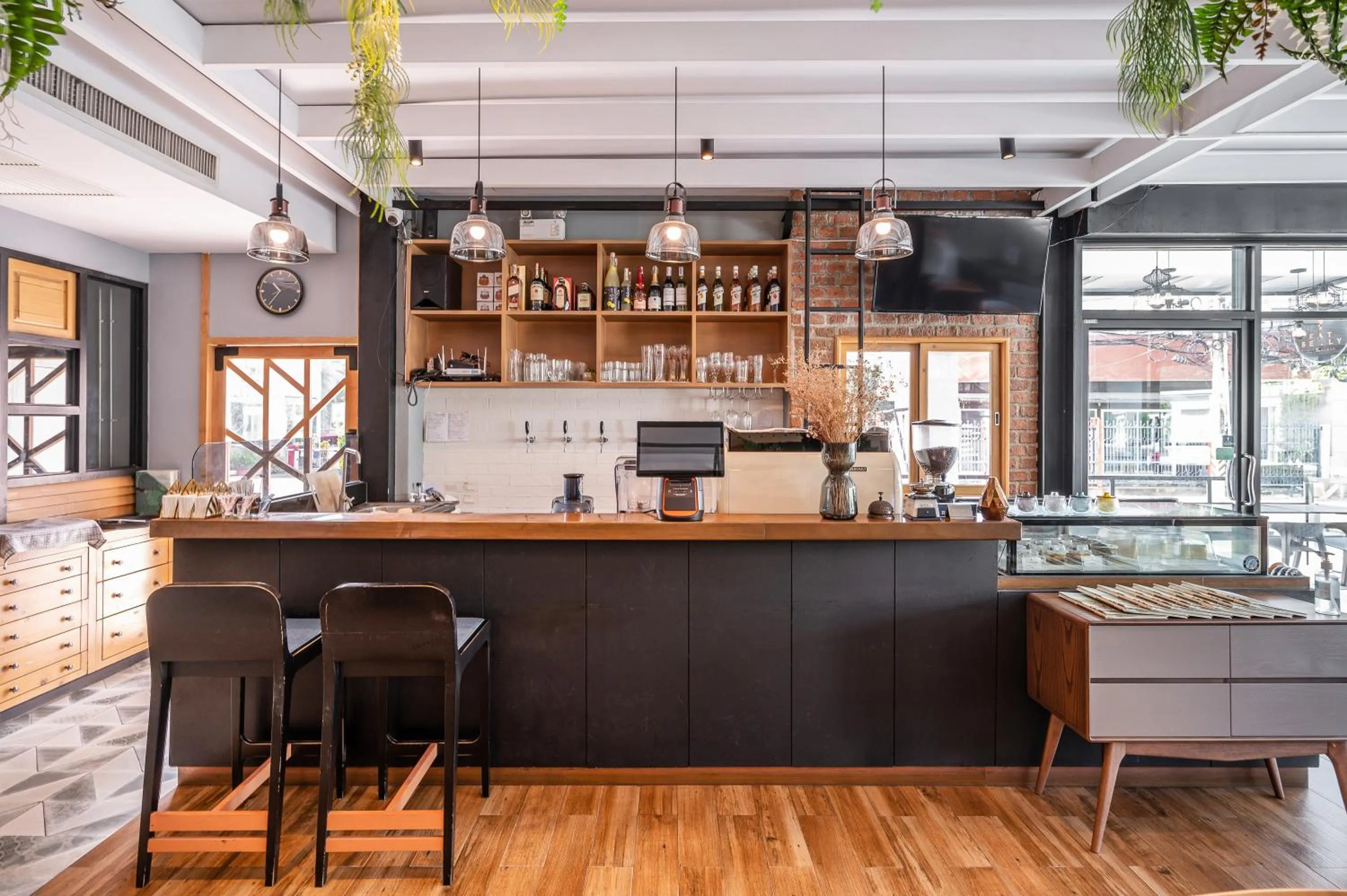 Restaurant/places to eat in Manhattan Pattaya Hotel - SHA Extra Plus