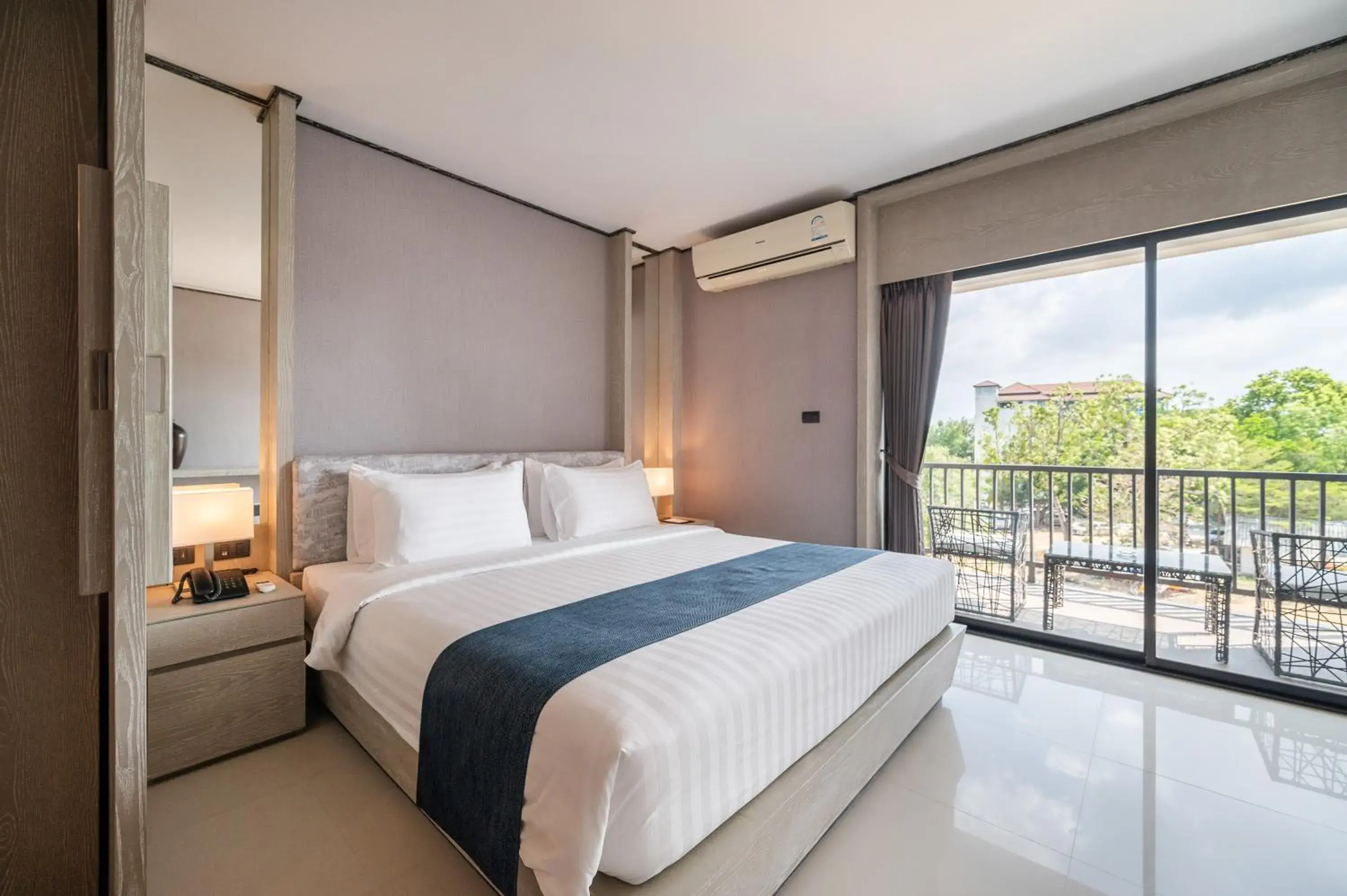 Bedroom, Bed in Manhattan Pattaya Hotel - SHA Extra Plus