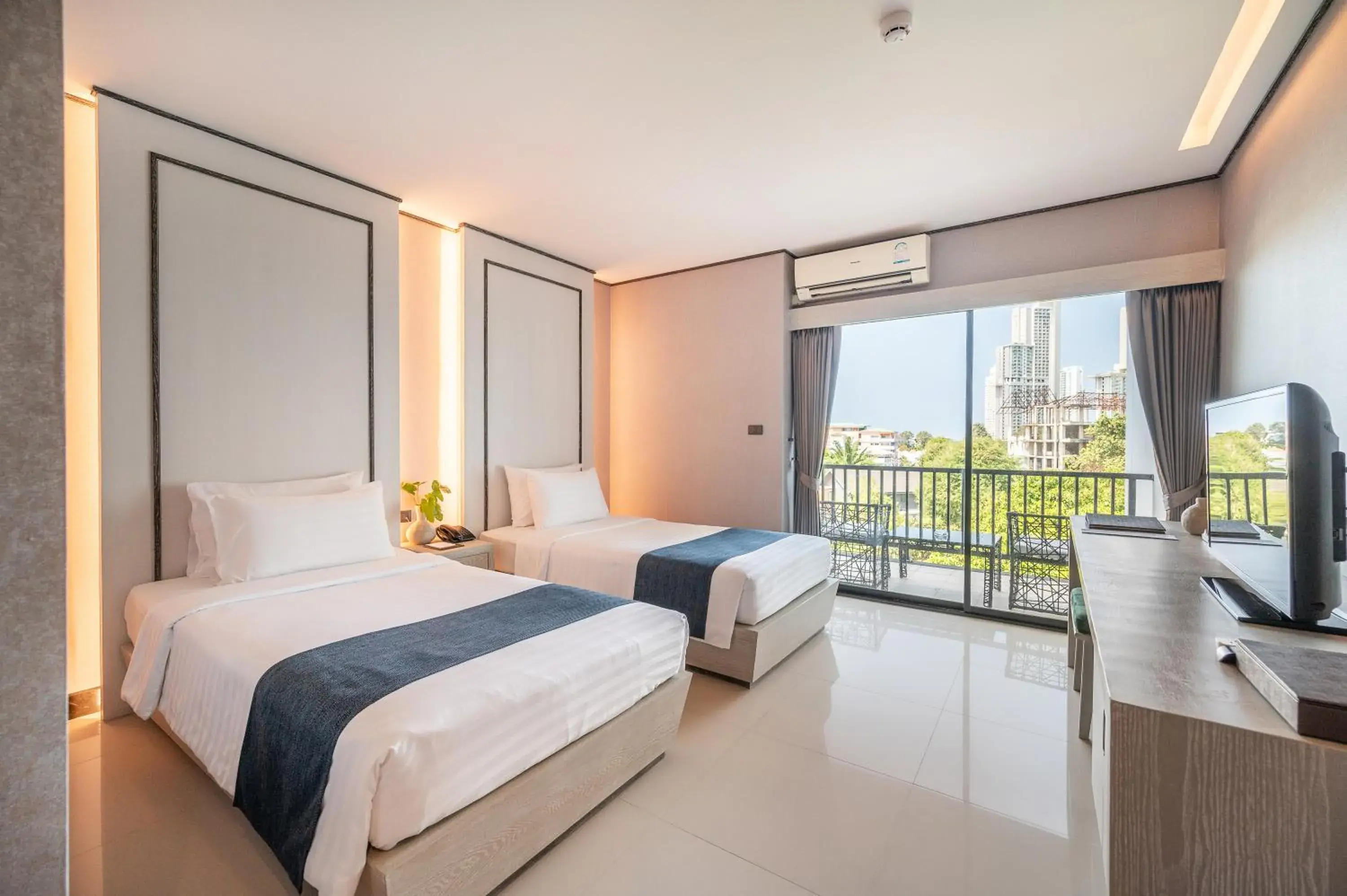 Bedroom, Bed in Manhattan Pattaya Hotel - SHA Extra Plus