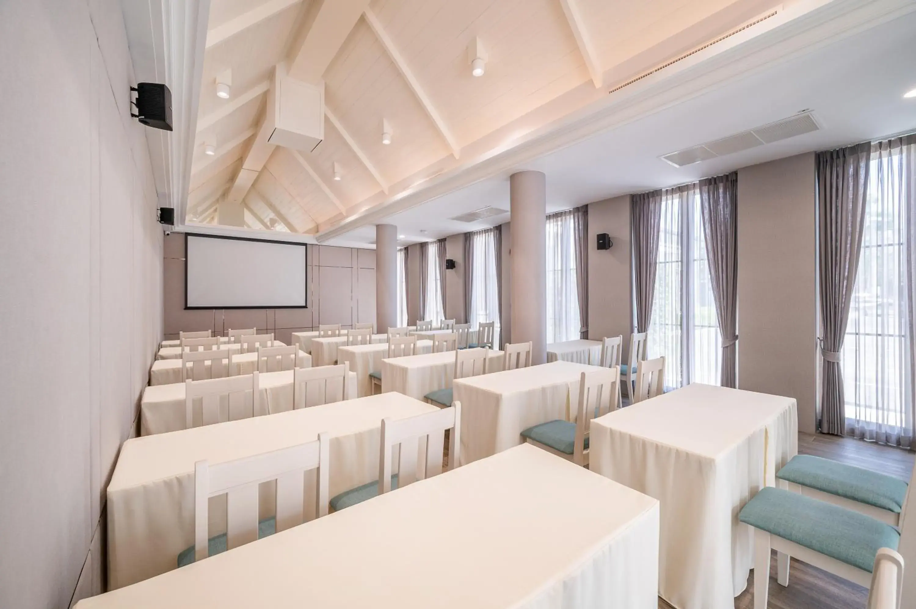 Meeting/conference room in Manhattan Pattaya Hotel - SHA Extra Plus