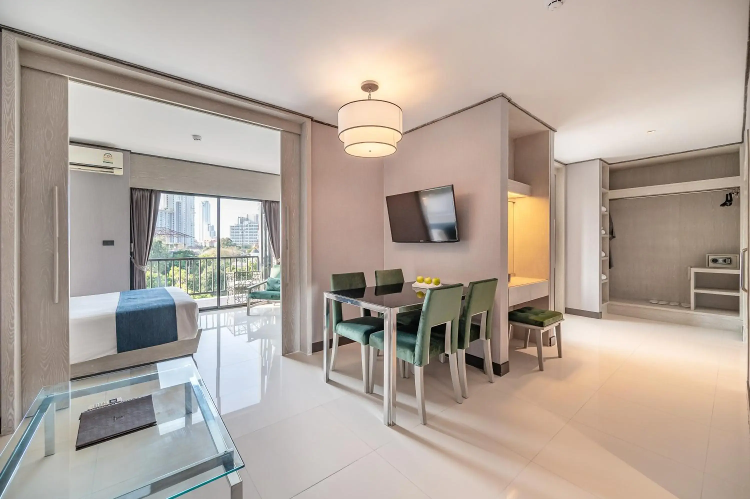 Living room, TV/Entertainment Center in Manhattan Pattaya Hotel - SHA Extra Plus