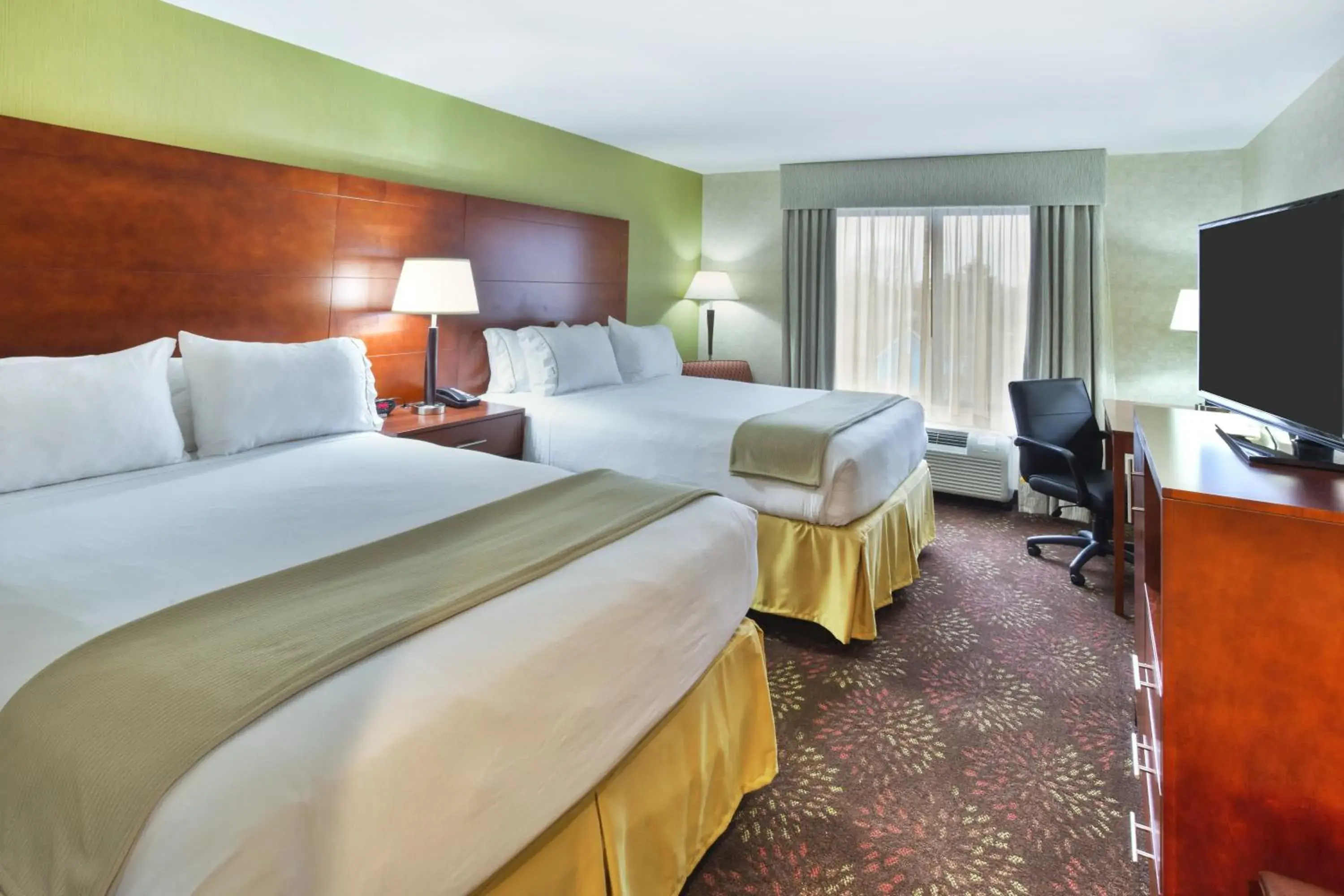 Queen Room with Two Queen Beds- Hearing Accessible Roll in Shower/Non-Smoking in Holiday Inn Express Frankenmuth by IHG Queen Room with Two Queen Beds- Hearing Accessible Roll in Shower/Non-Smoking in Holiday Inn Express Frankenmuth by IHG
