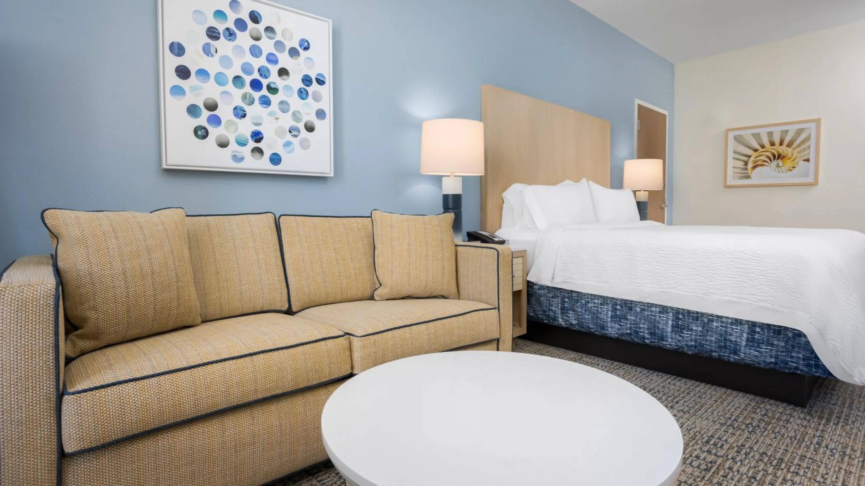 Photo of the whole room, Bed in Holiday Inn Resort Fort Walton Beach by IHG