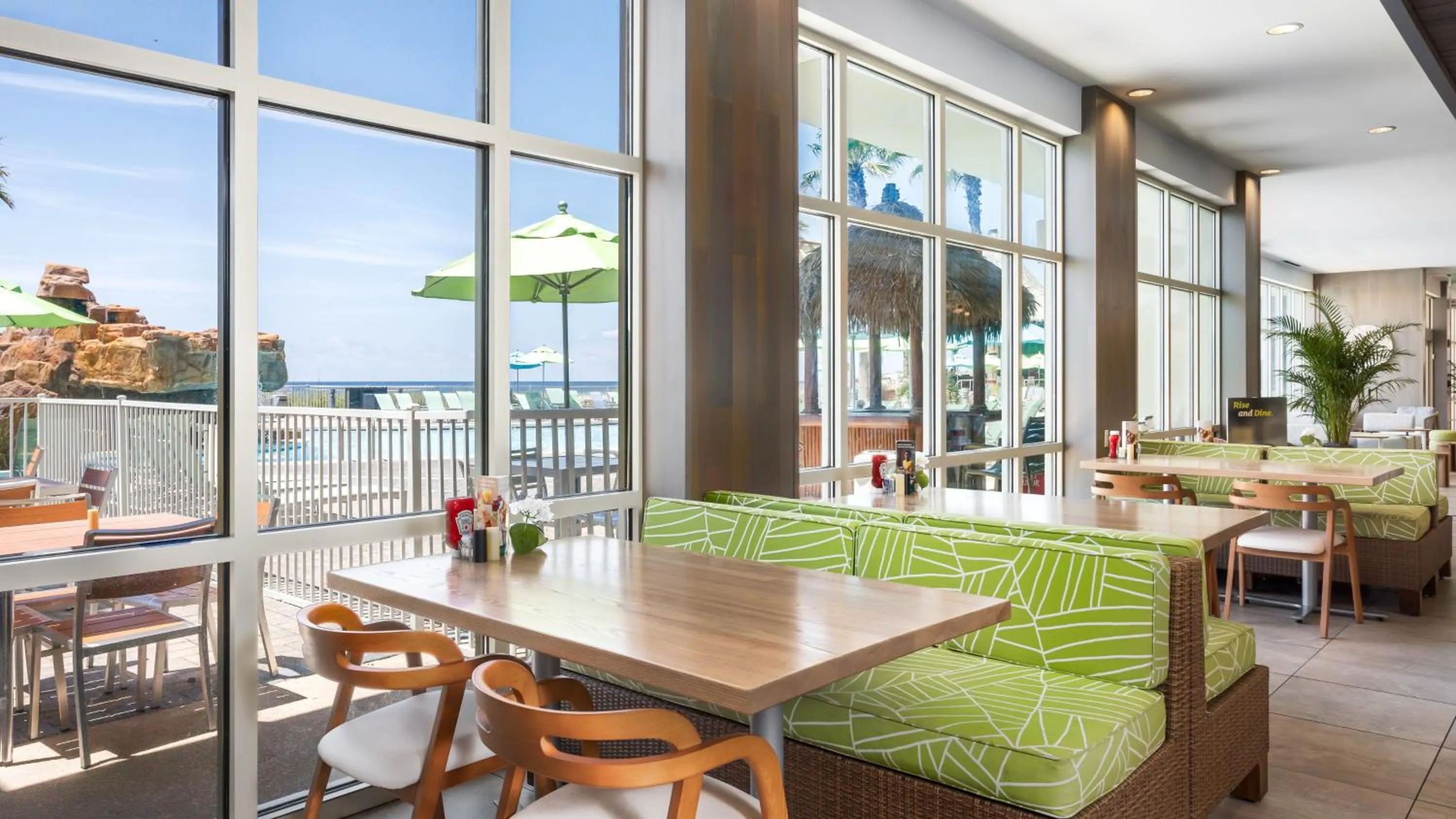 Restaurant/places to eat in Holiday Inn Resort Fort Walton Beach by IHG