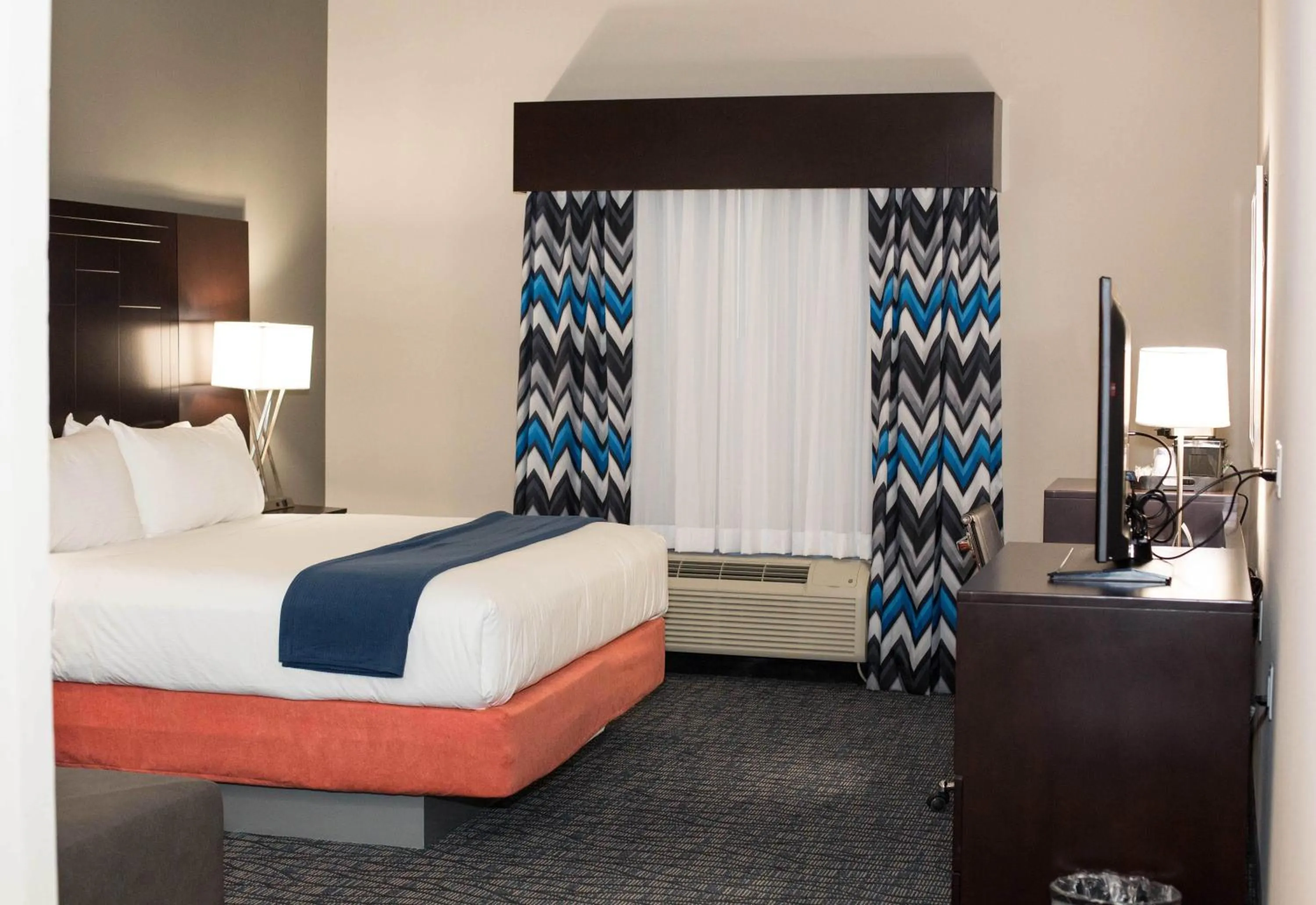 Photo of the whole room, Bed in Holiday Inn Express & Suites Oklahoma City Southeast - I-35 by IHG