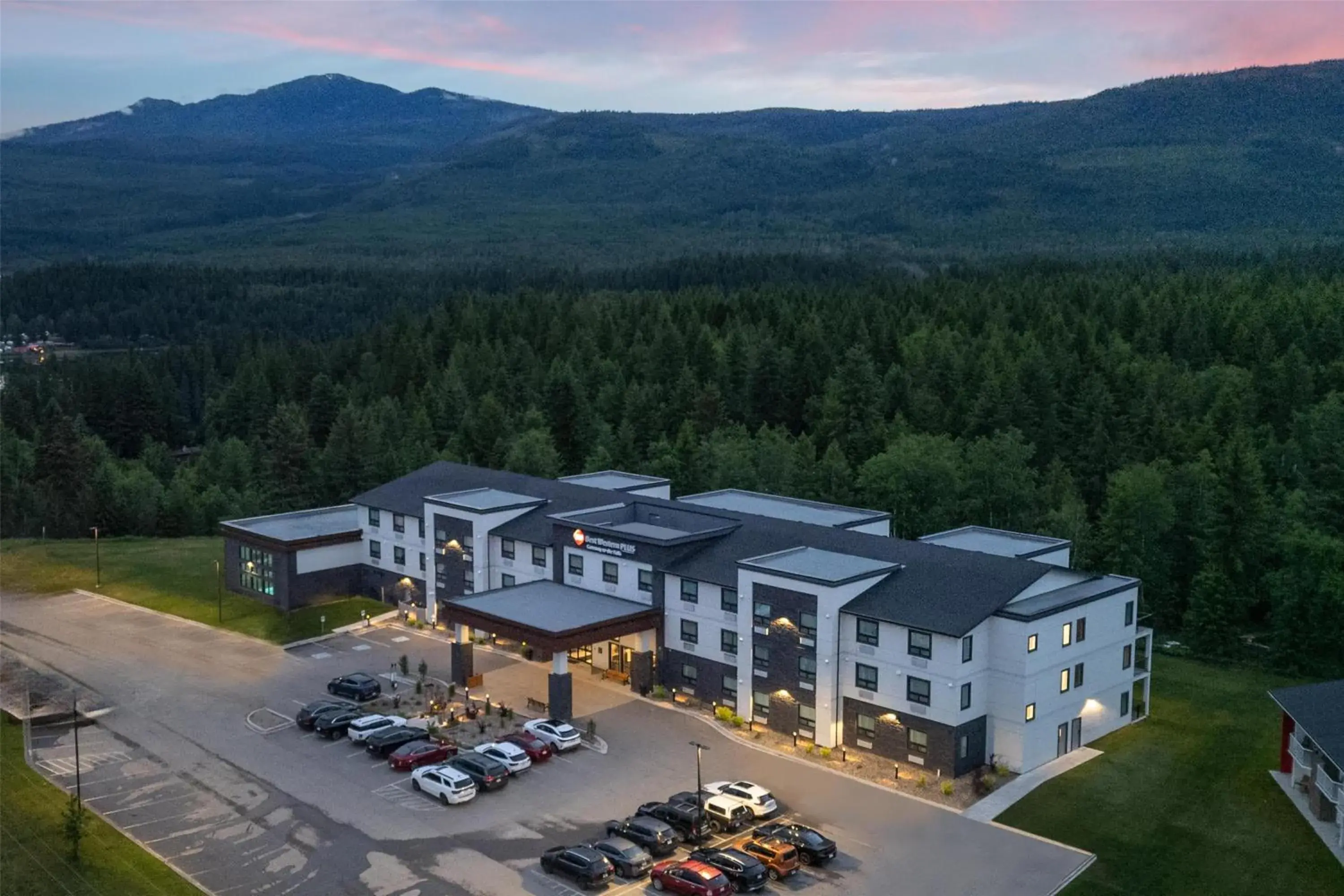 Property building in Best Western Plus Gateway to the Falls Property building in Best Western Plus Gateway to the Falls