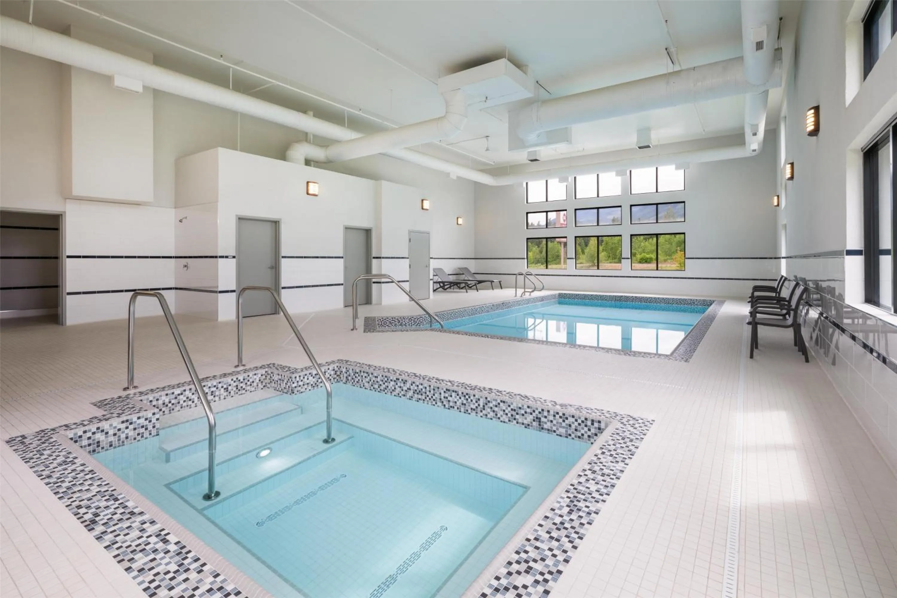 Pool view in Best Western Plus Gateway to the Falls