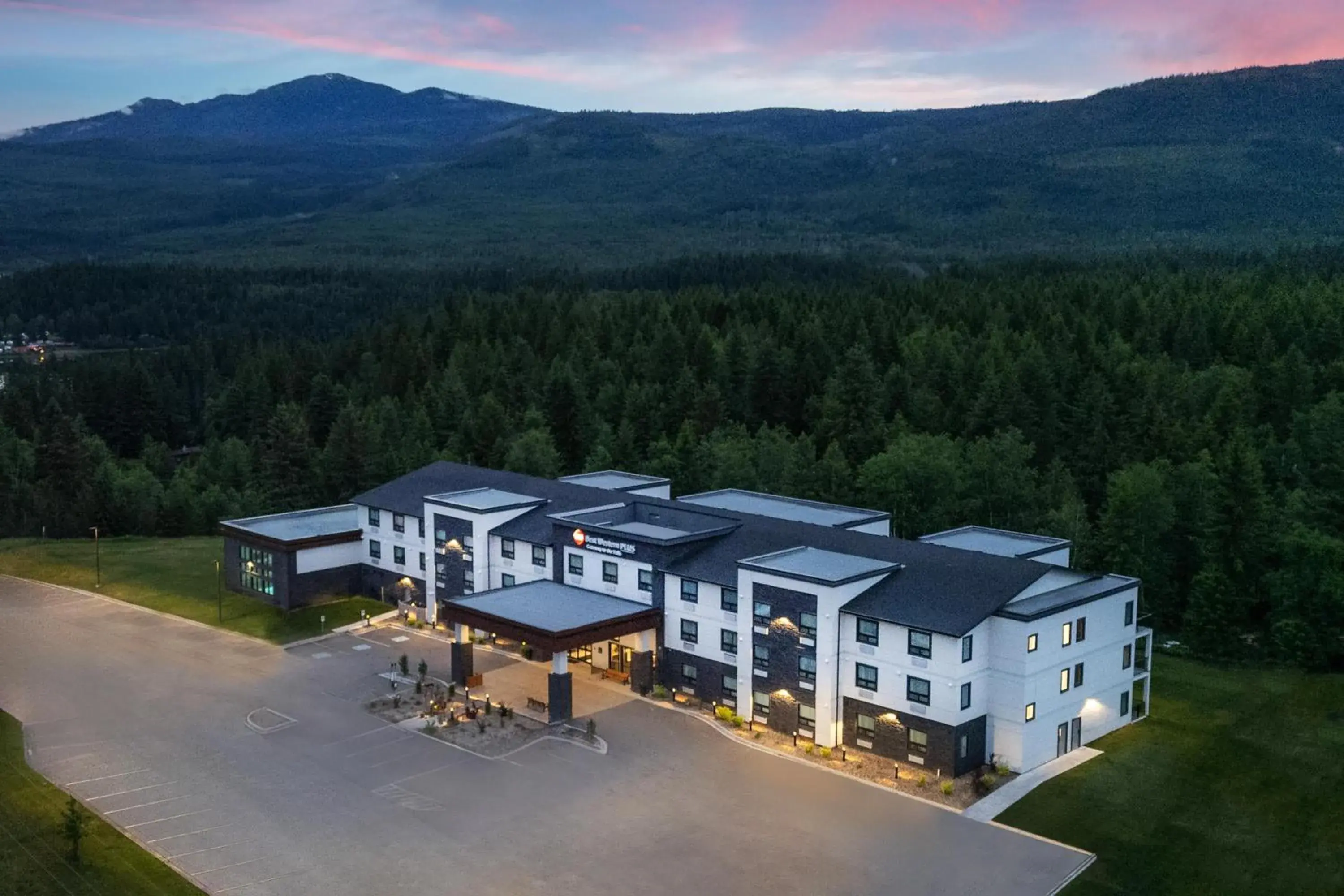 Property building in Best Western Plus Gateway to the Falls Property building in Best Western Plus Gateway to the Falls