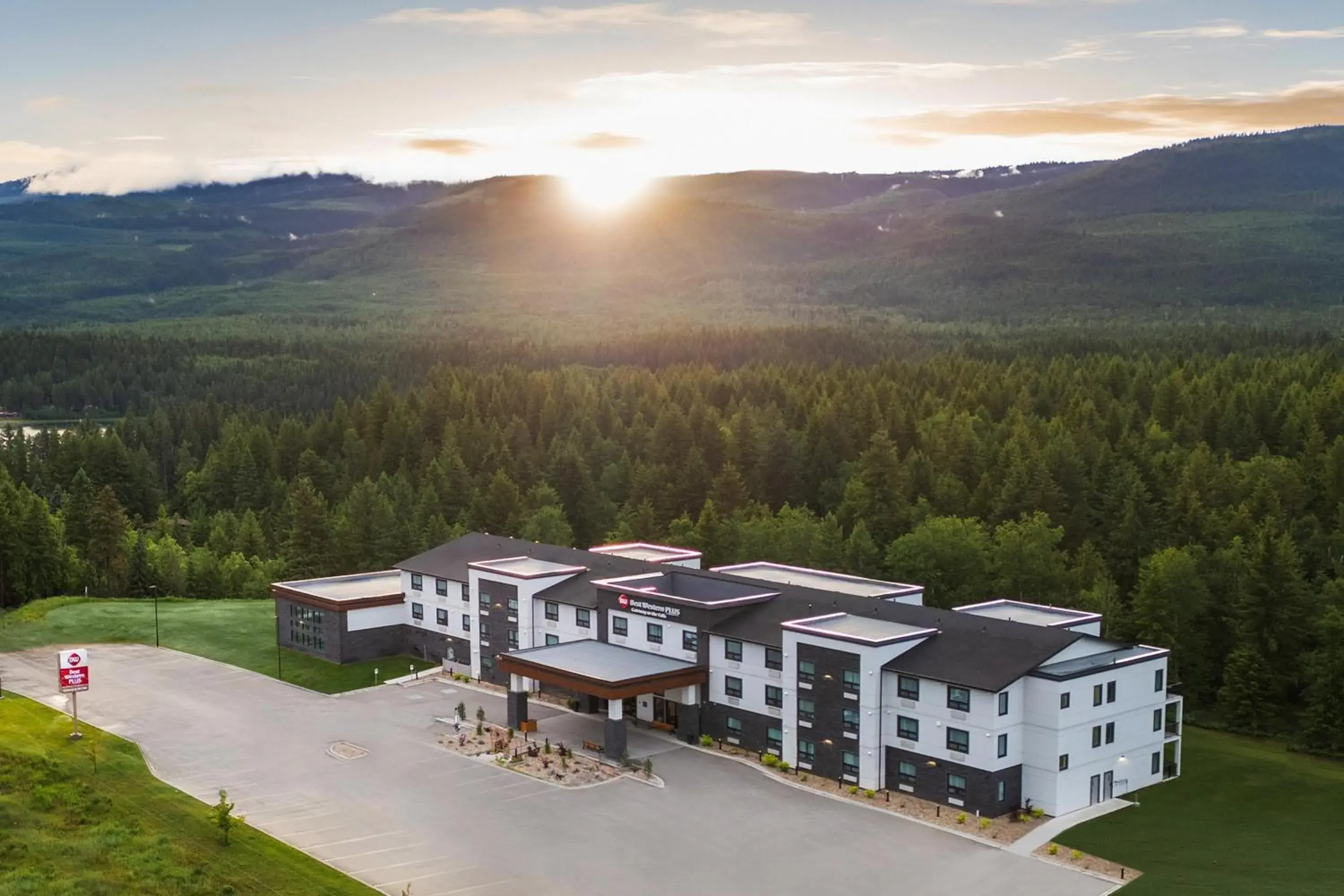 Property building in Best Western Plus Gateway to the Falls Property building in Best Western Plus Gateway to the Falls