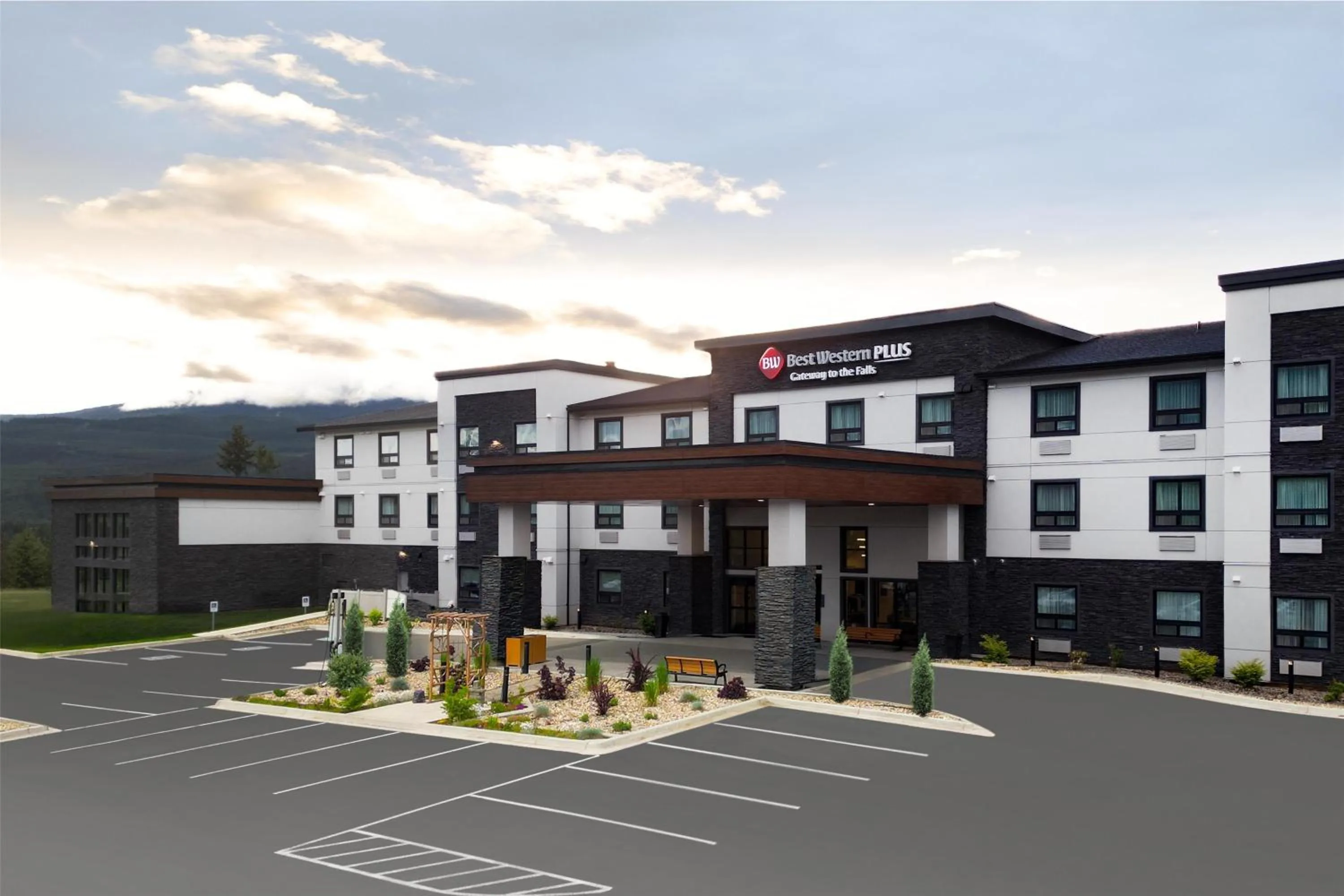 Property building in Best Western Plus Gateway to the Falls