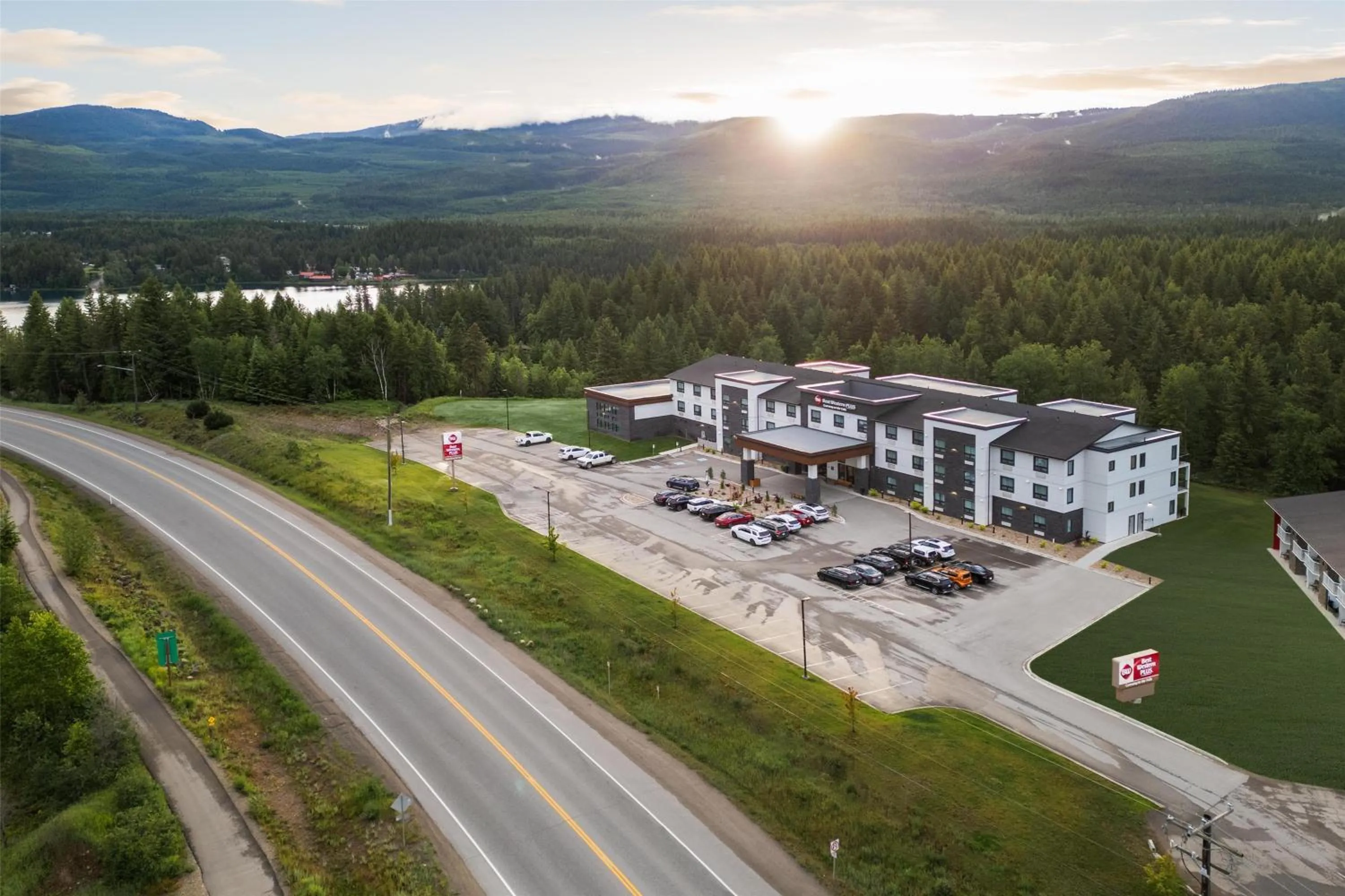 Property building in Best Western Plus Gateway to the Falls